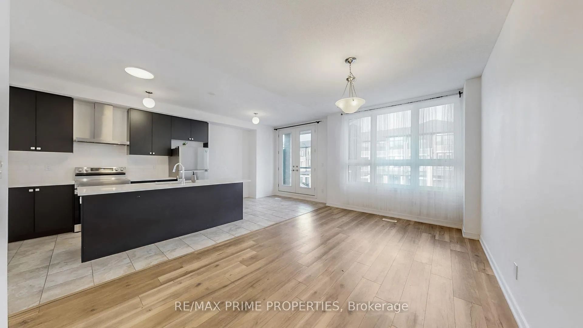 Photo 18 of 113 Blue Forest Crescent, Barrie, Innis-Shore — HOMEH