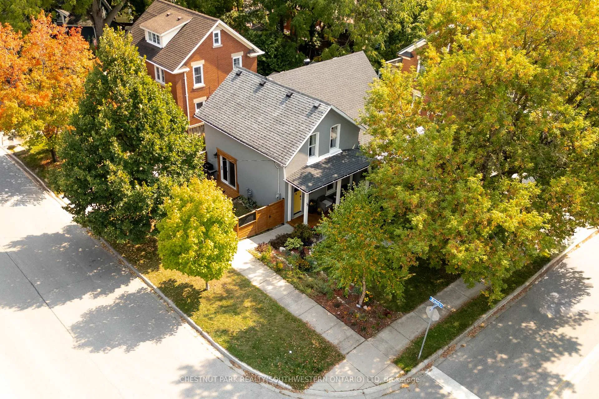 Photo 2 of 31 Andrew Street, Kitchener — HOMEH