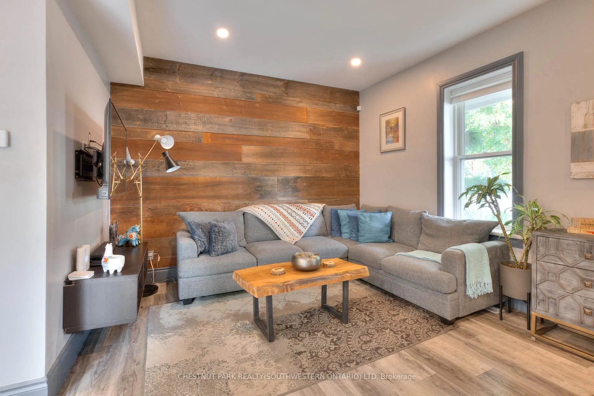Photo 9 of 31 Andrew Street, Kitchener — HOMEH