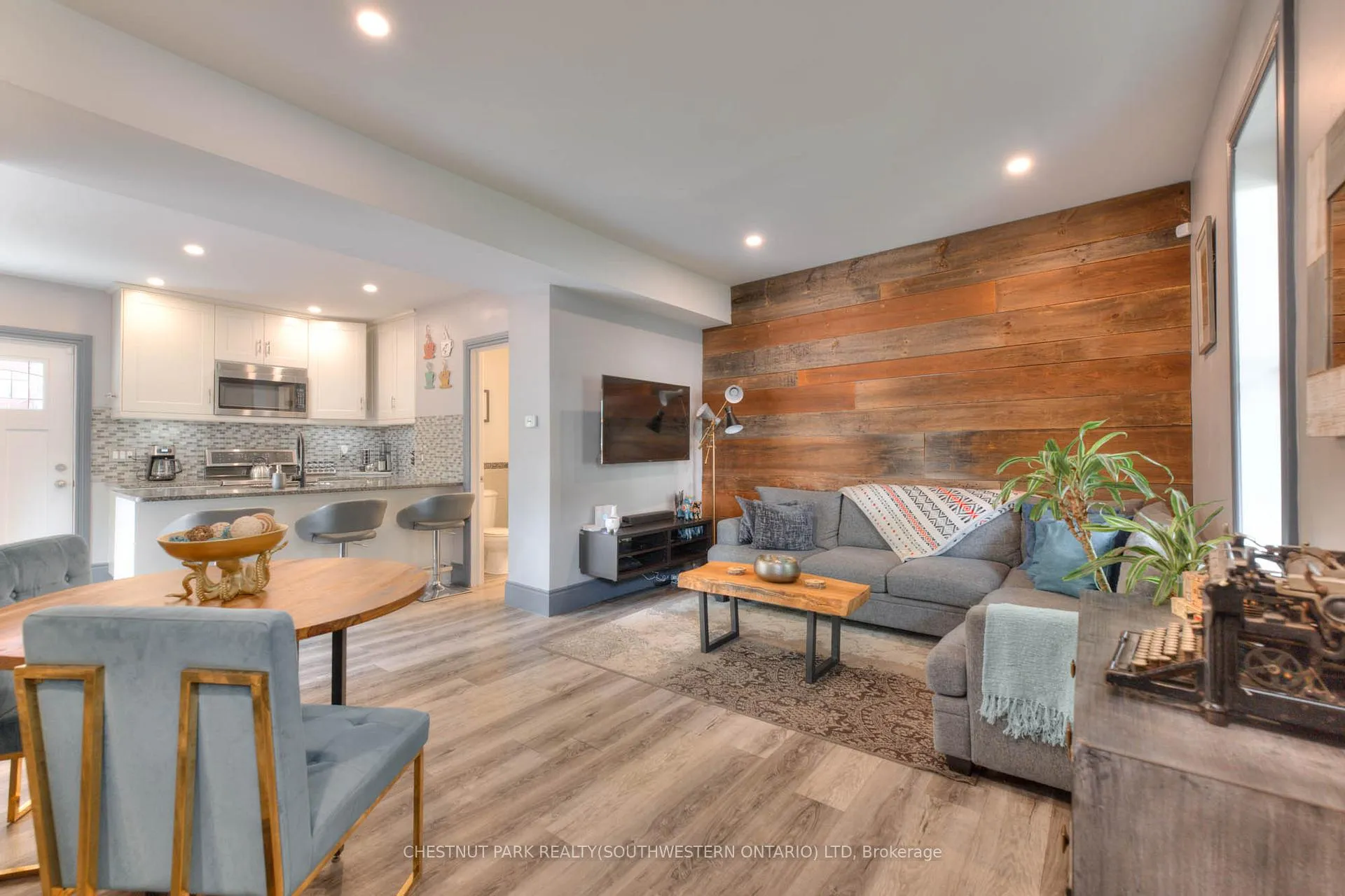 Photo 10 of 31 Andrew Street, Kitchener — HOMEH