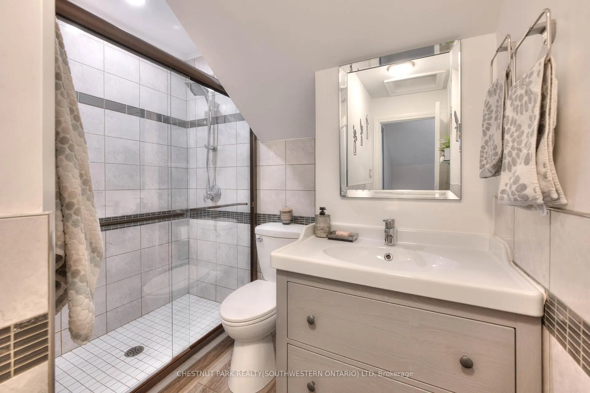 Photo 24 of 31 Andrew Street, Kitchener — HOMEH
