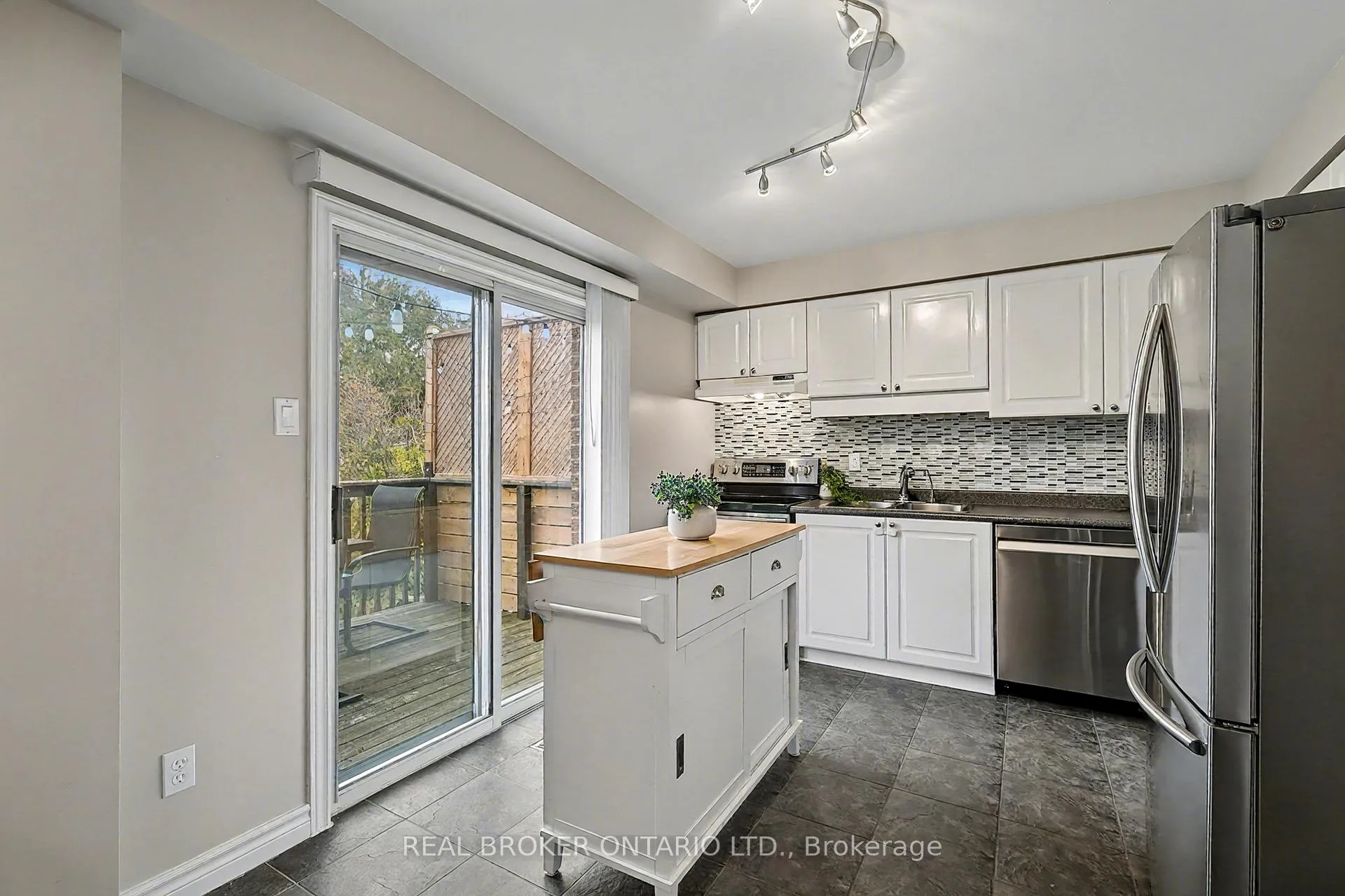 Photo 11 of 147 General Drive, Kitchener — HOMEH