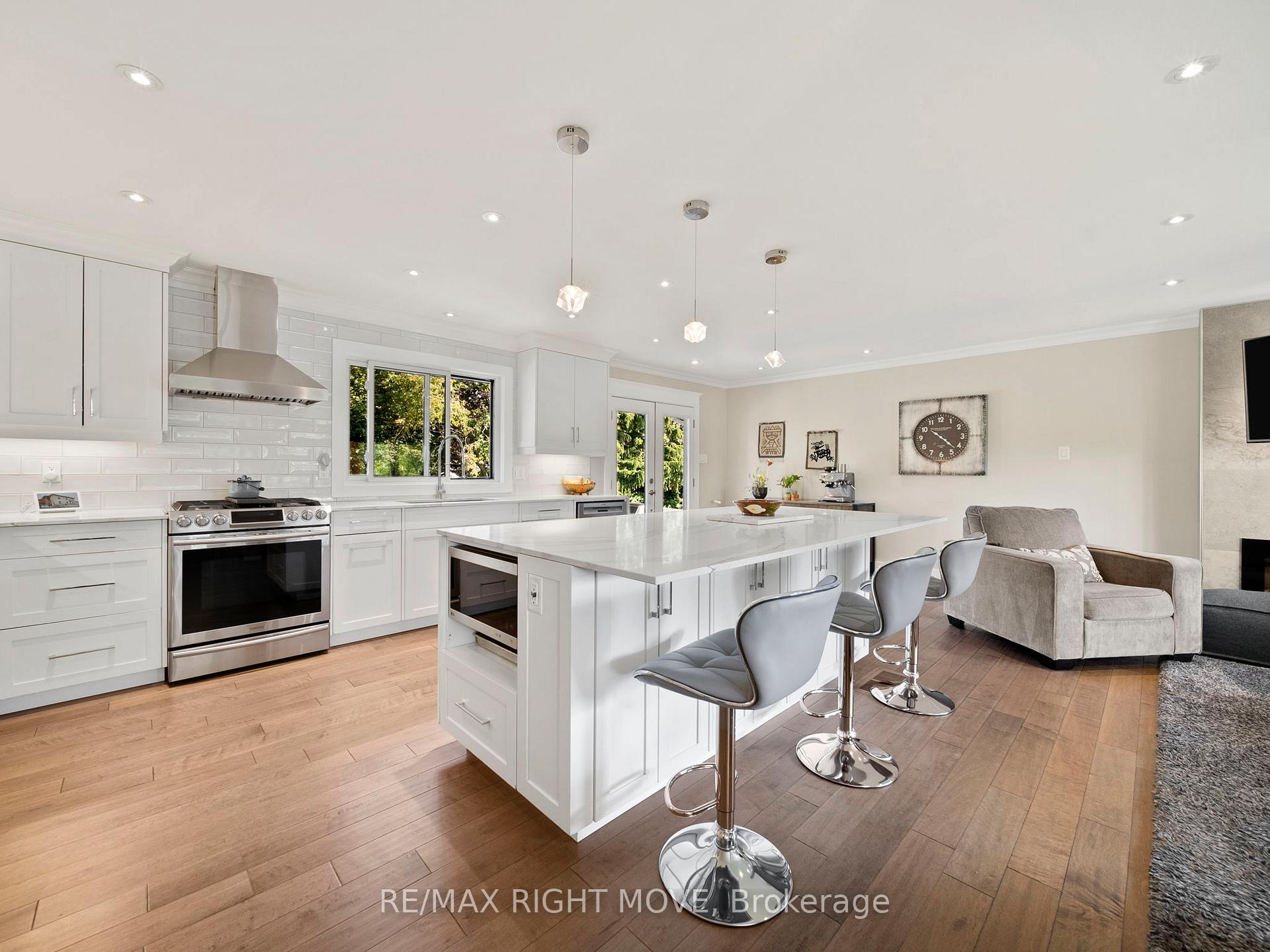 Photo 6 of 16 Greenfield Avenue, Barrie, Allandale Heights — HOMEH