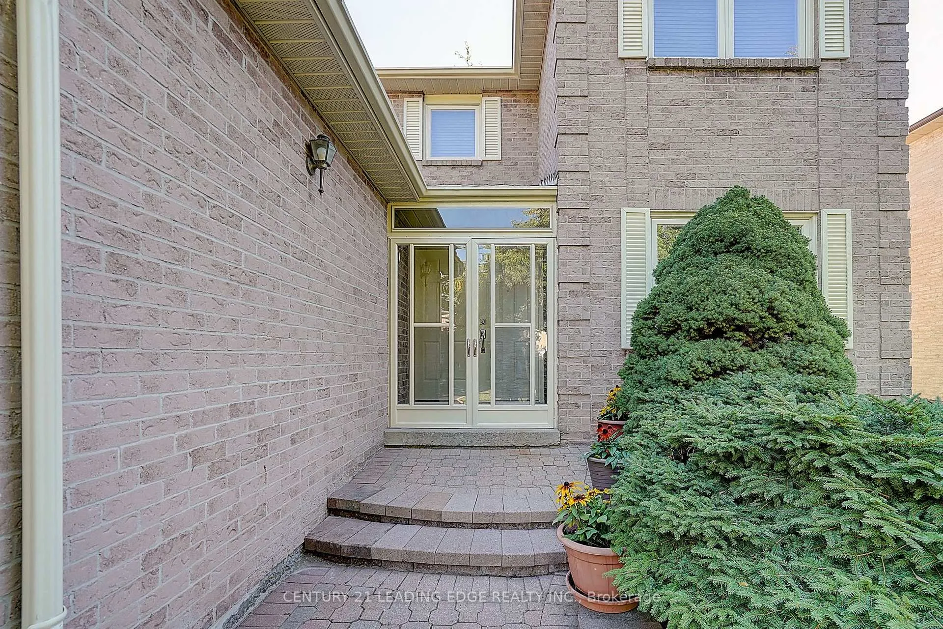 Photo 4 of 27 Sawyer Crescent, Markham, Markham Village — HOMEH