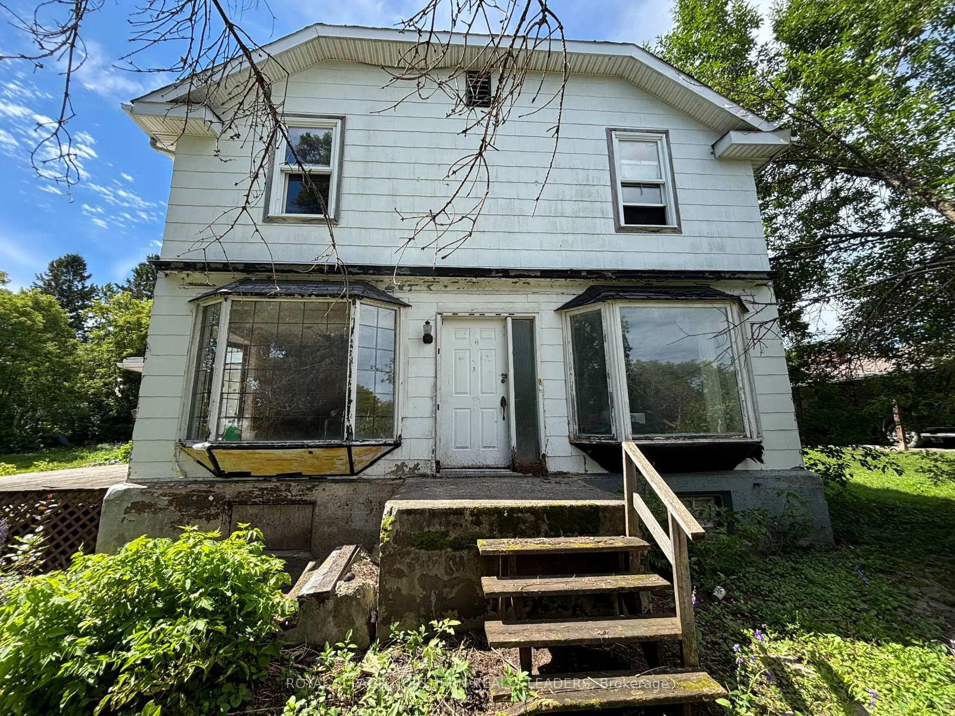 Photo 3 of 285 Fourth Avenue, Cochrane — HOMEH