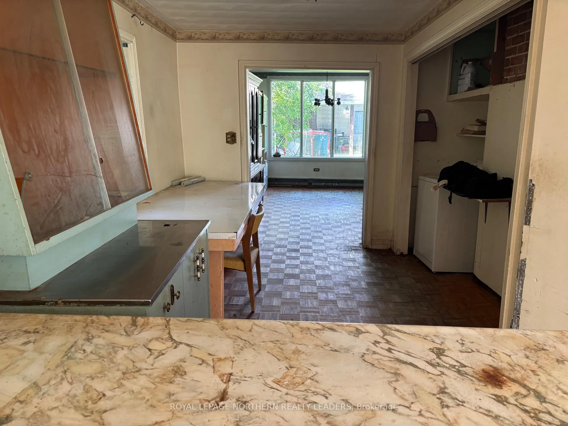 Photo 10 of 285 Fourth Avenue, Cochrane — HOMEH