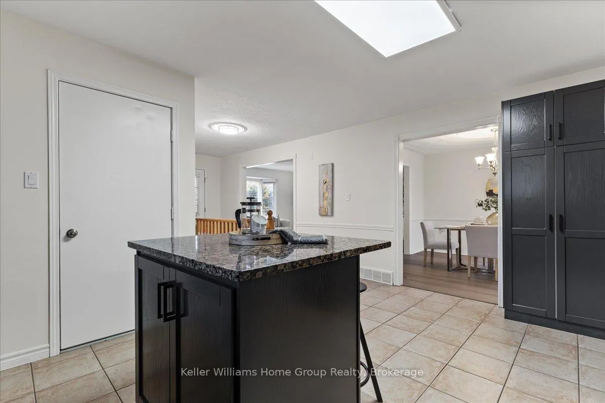 Photo 12 of 113 Rushbrook Drive, Kitchener — HOMEH