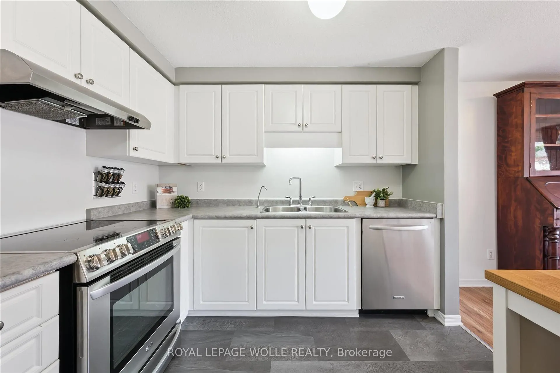 Photo 13 of 132 Donnenwerth Drive, Kitchener — HOMEH