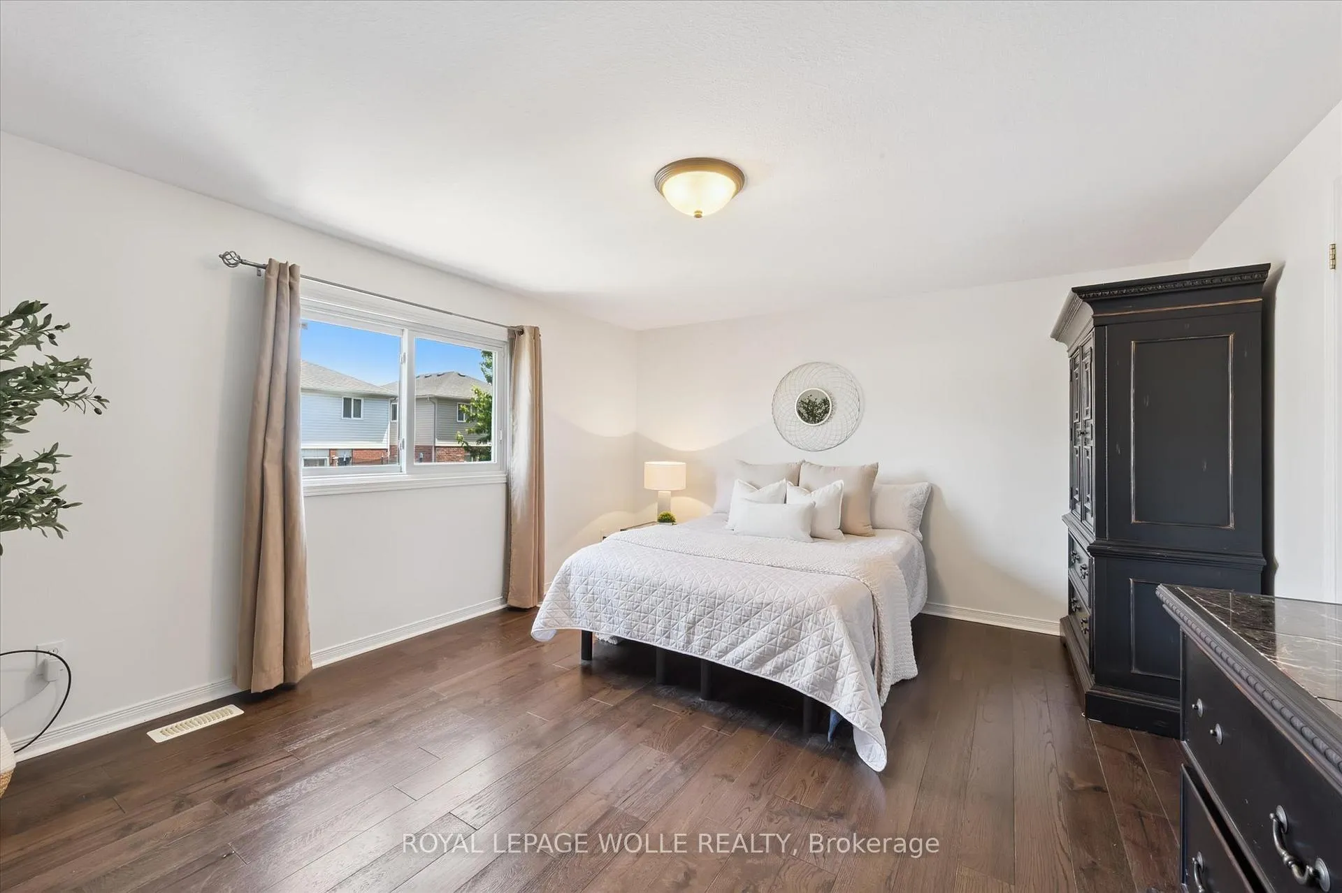 Photo 23 of 132 Donnenwerth Drive, Kitchener — HOMEH