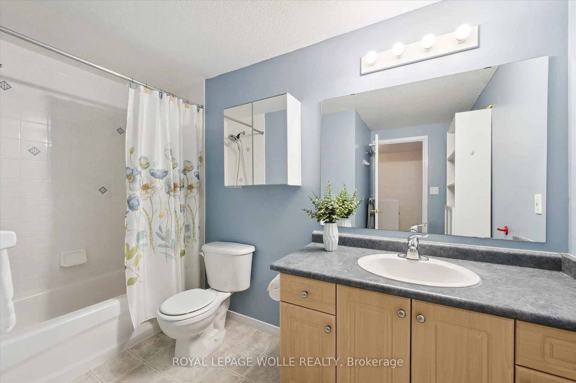 Photo 25 of 132 Donnenwerth Drive, Kitchener — HOMEH