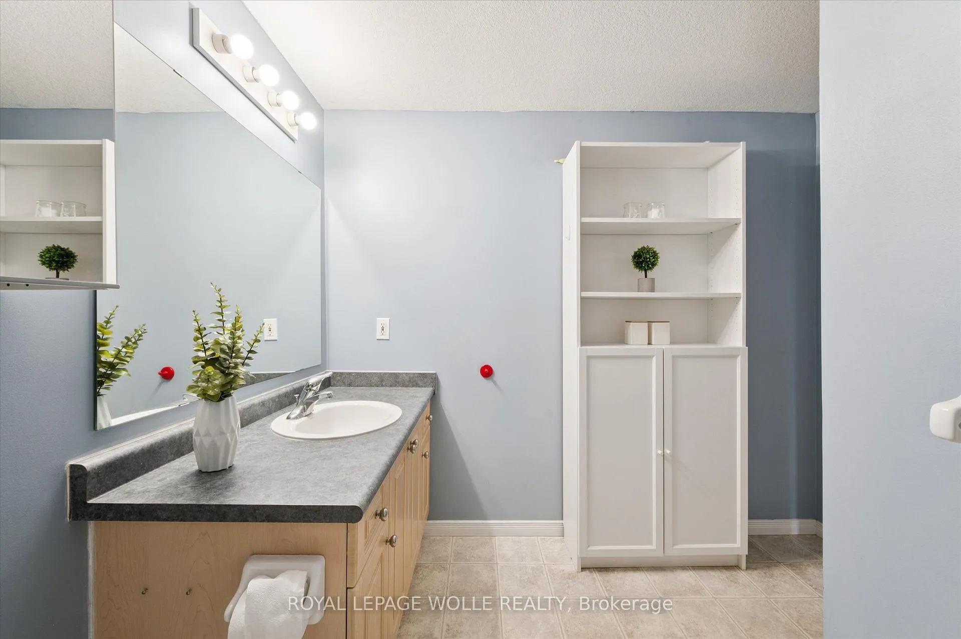 Photo 26 of 132 Donnenwerth Drive, Kitchener — HOMEH