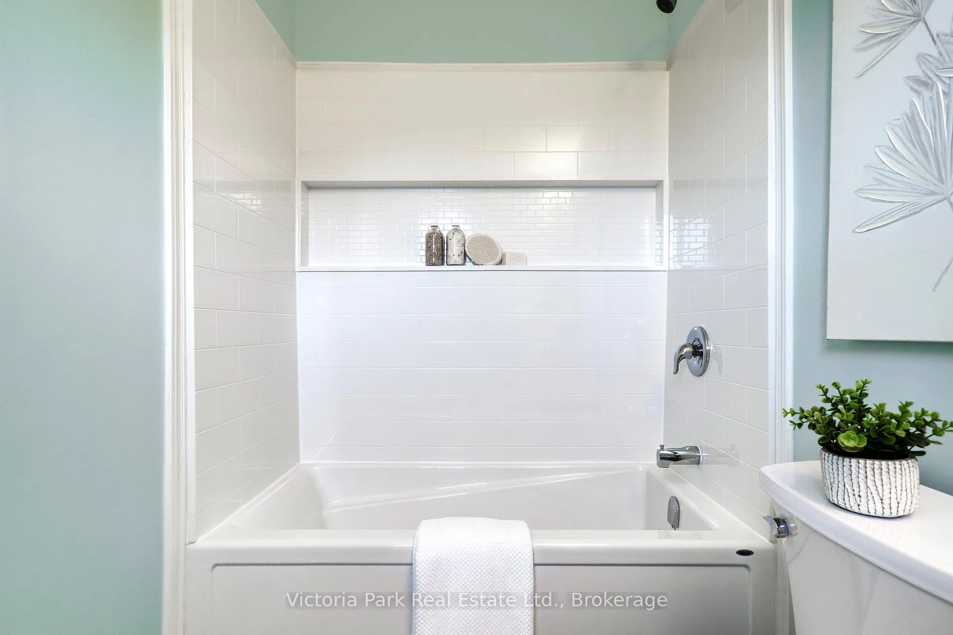 Photo 30 of 407 Woodrow Drive, Waterloo, Laurelwood — HOMEH