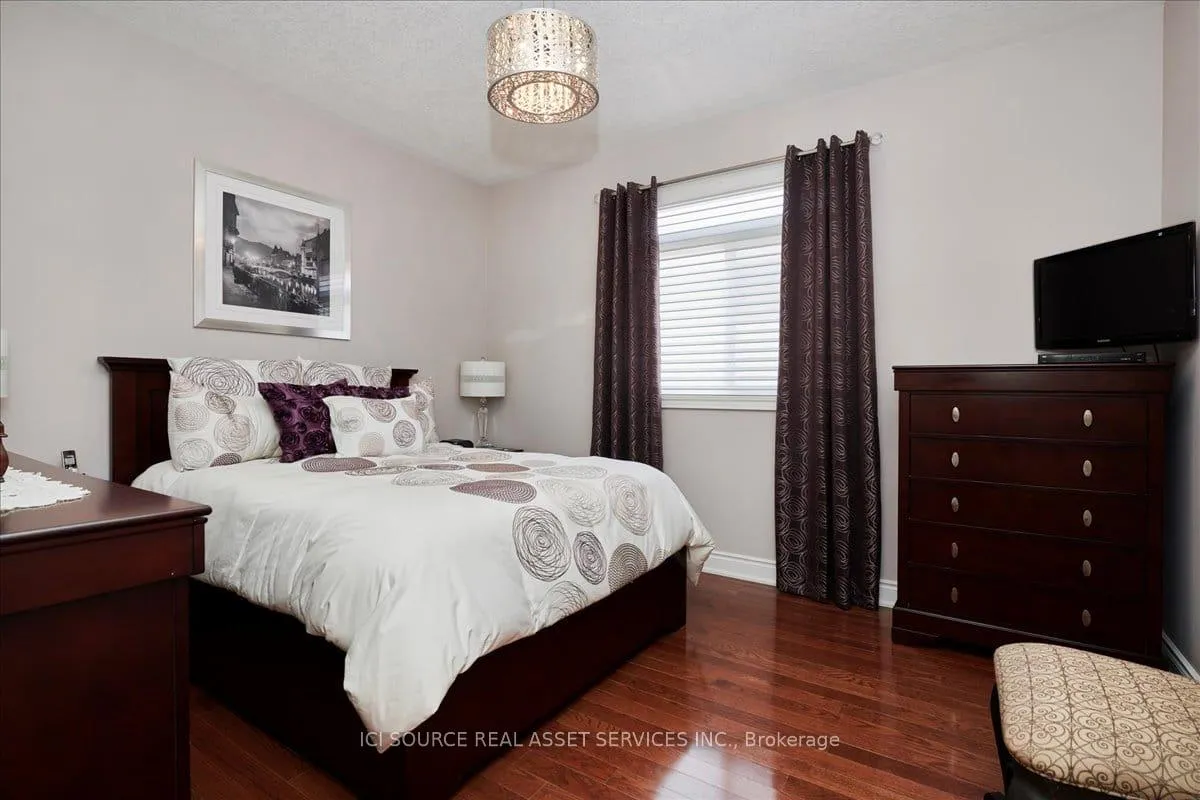 Photo 10 of 6 Versailles Crescent, Barrie, Innis-Shore — HOMEH