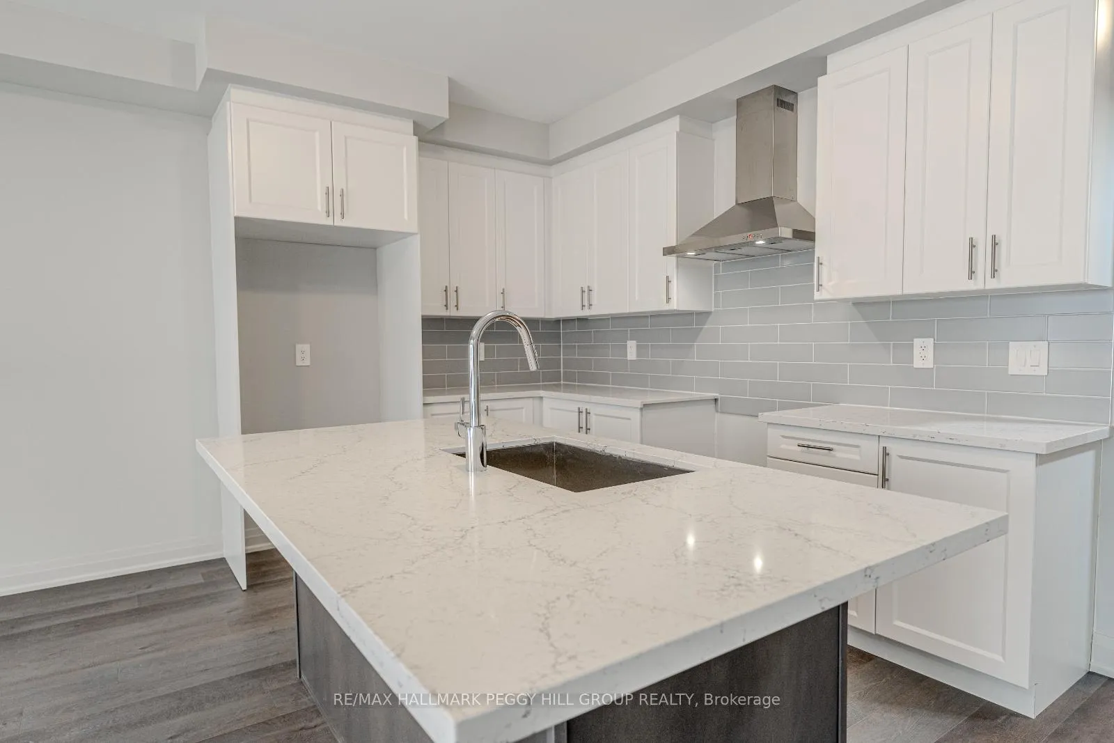 Photo 4 of 25 Amsterdam Drive, Barrie, Rural Barrie Southeast — HOMEH