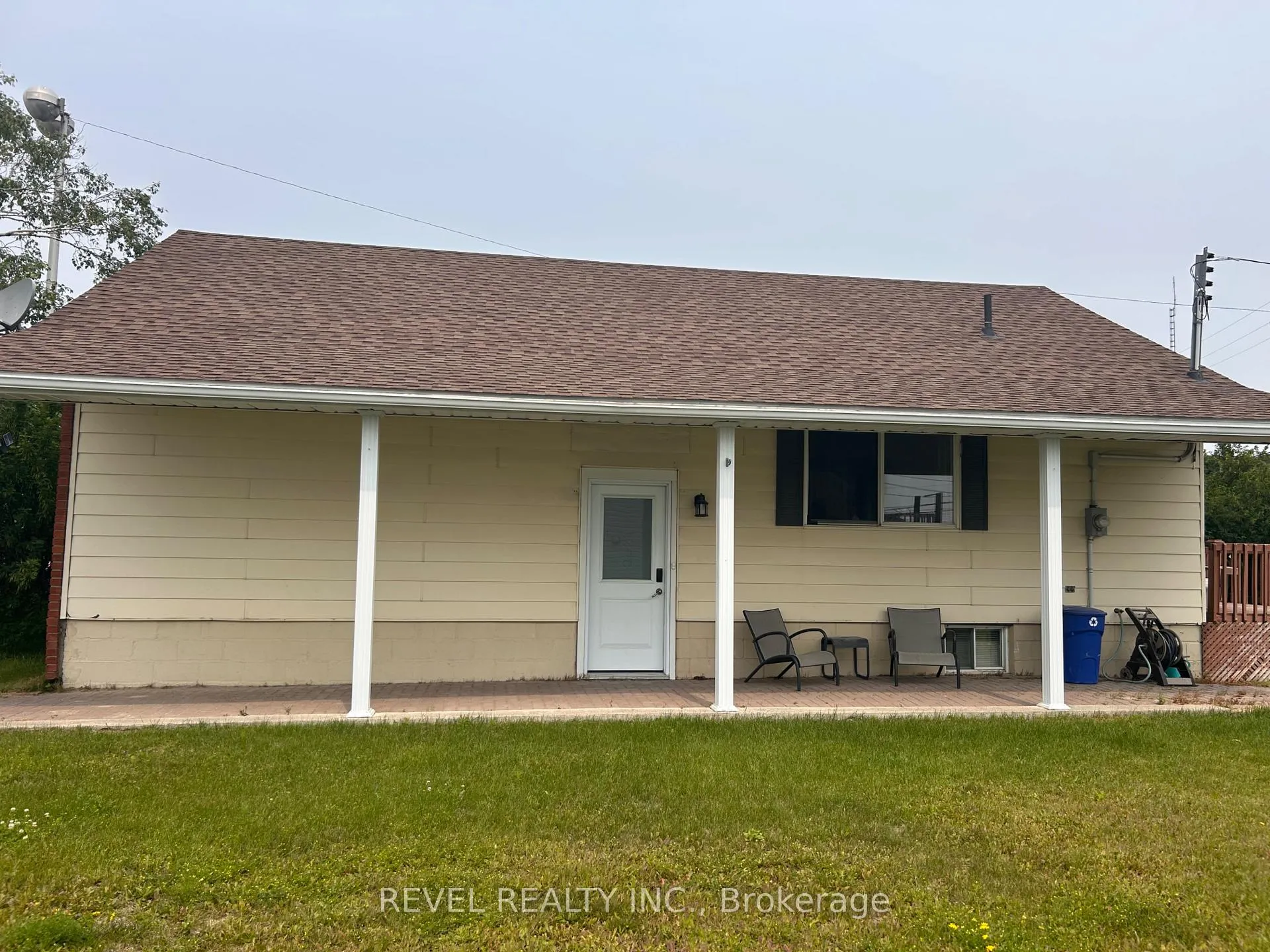 Photo 2 of 148 Third Avenue, Cochrane — HOMEH