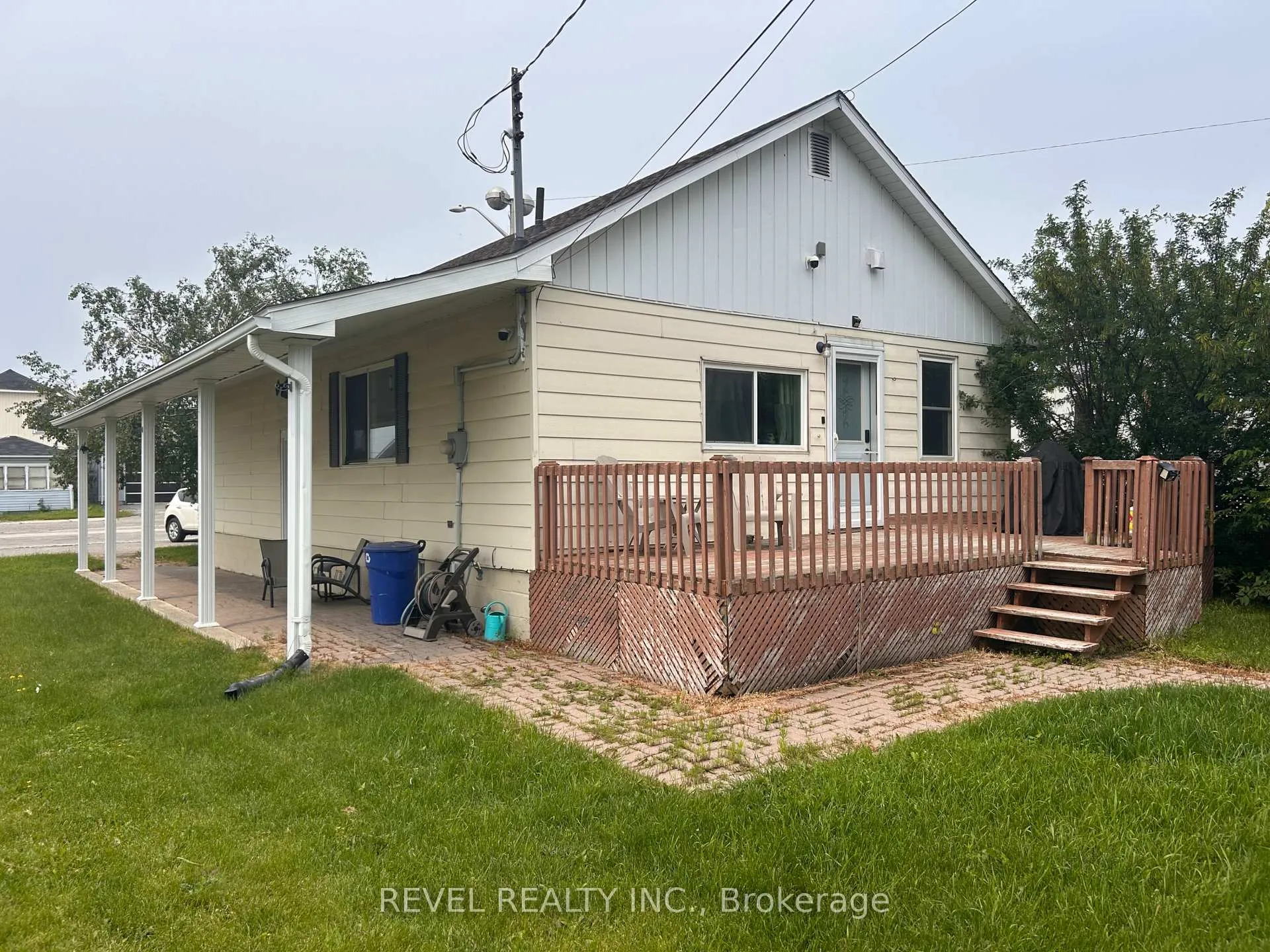 Photo 3 of 148 Third Avenue, Cochrane — HOMEH