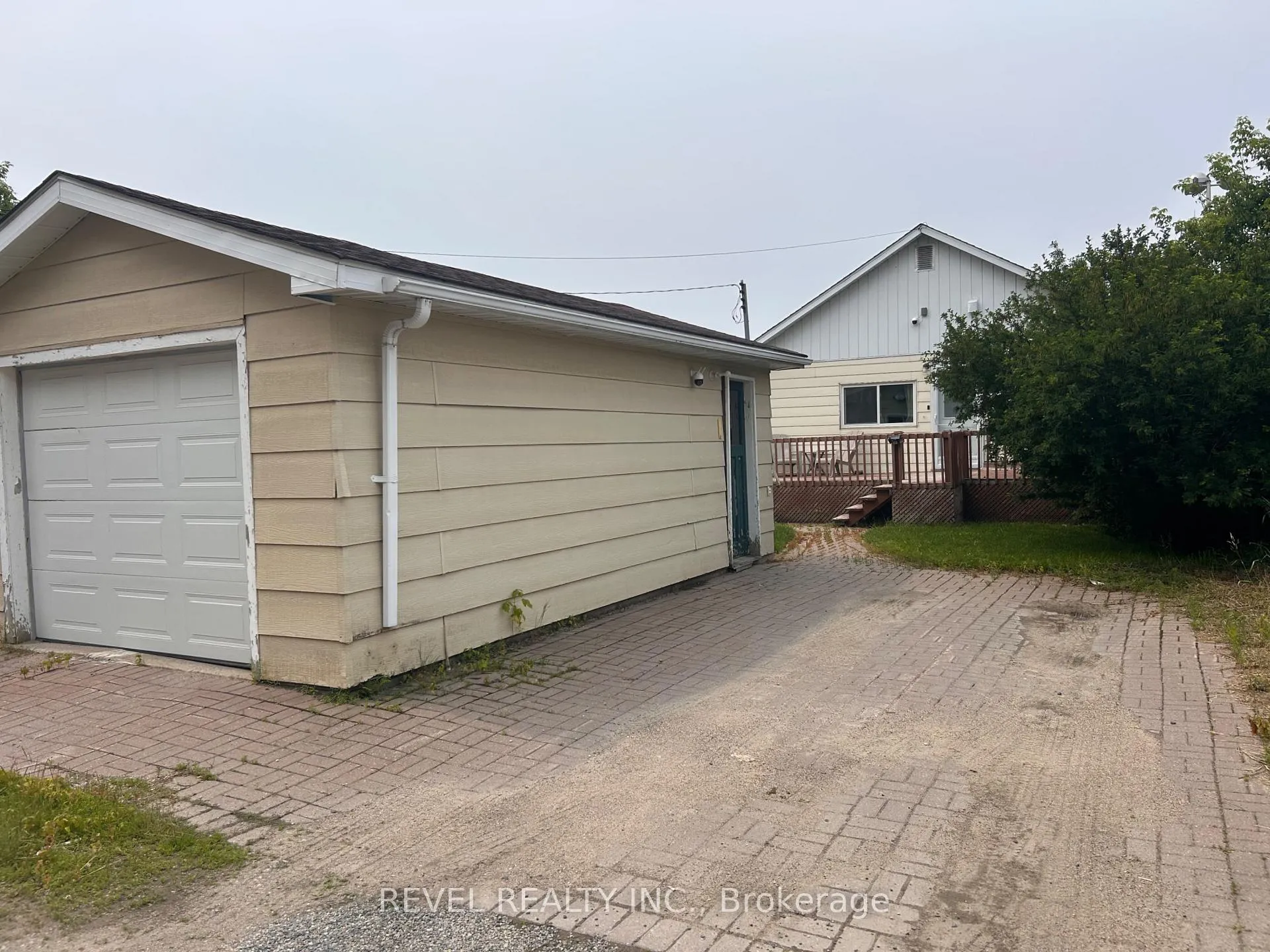 Photo 4 of 148 Third Avenue, Cochrane — HOMEH