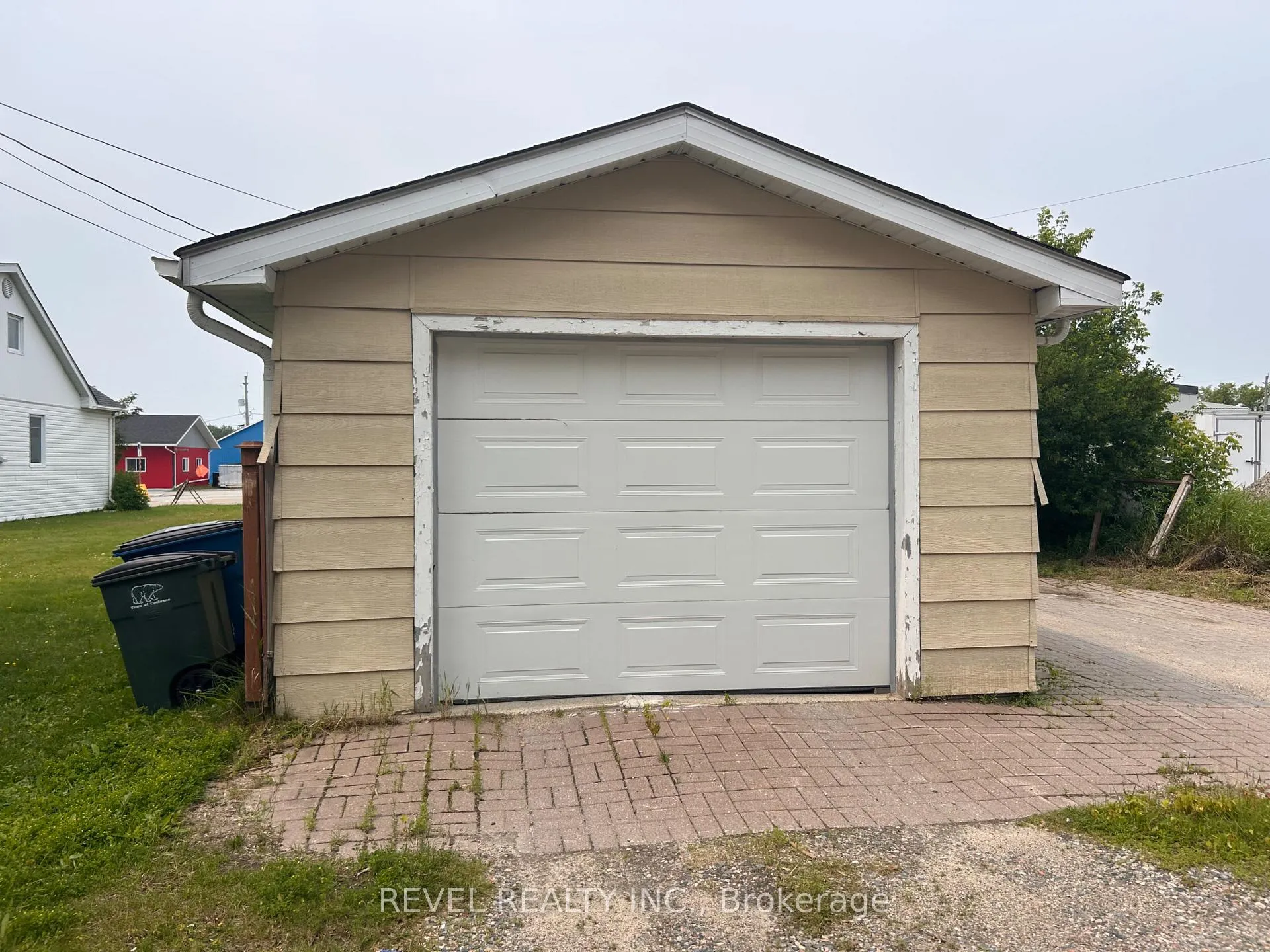 Photo 5 of 148 Third Avenue, Cochrane — HOMEH