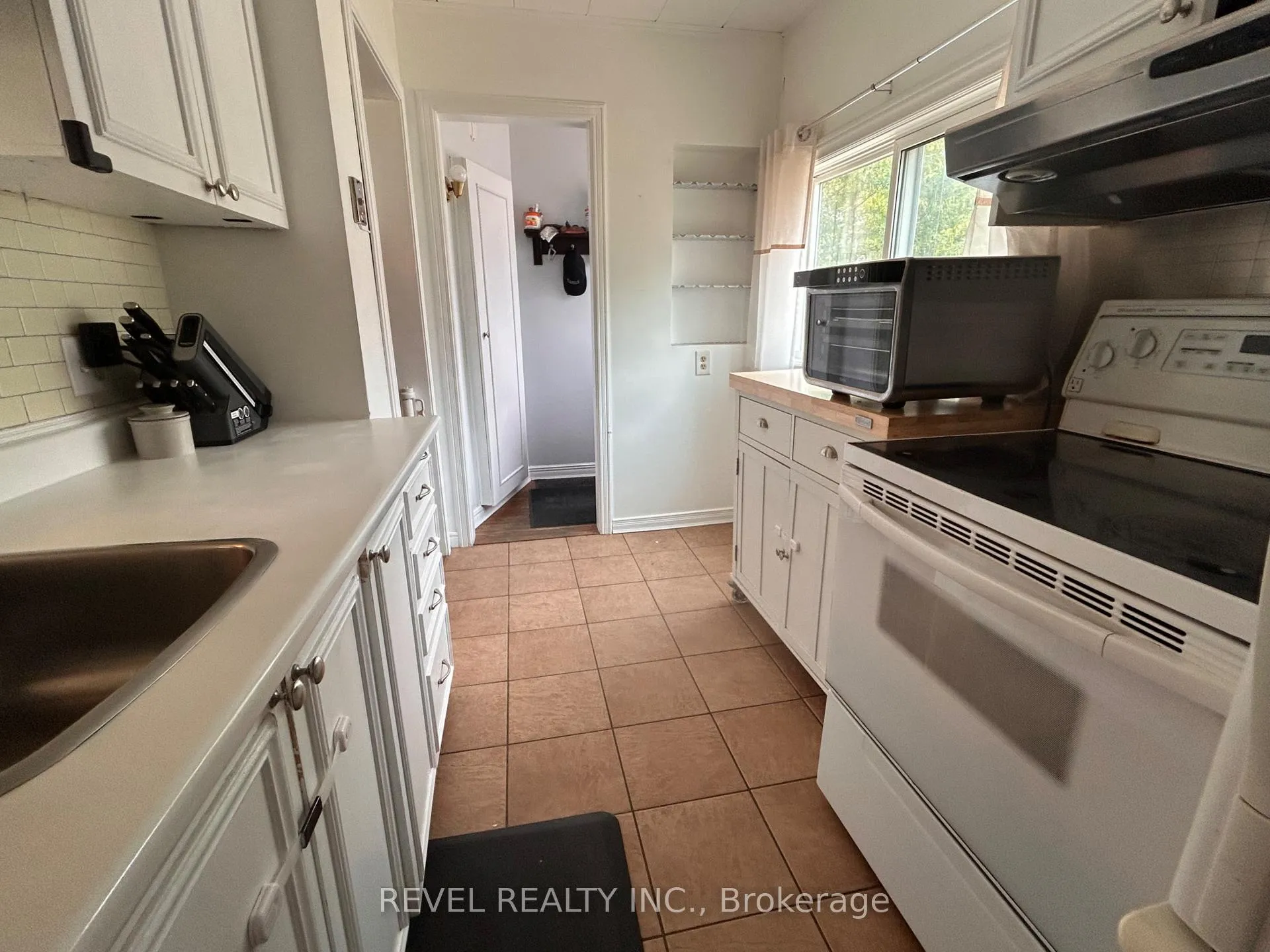 Photo 11 of 148 Third Avenue, Cochrane — HOMEH