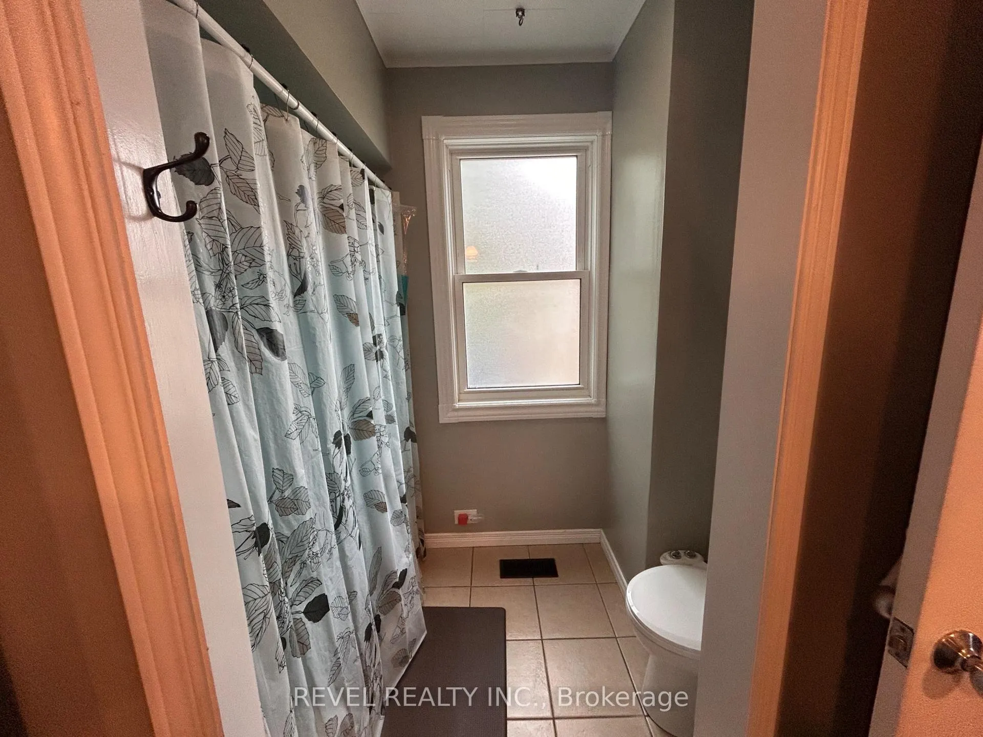 Photo 14 of 148 Third Avenue, Cochrane — HOMEH