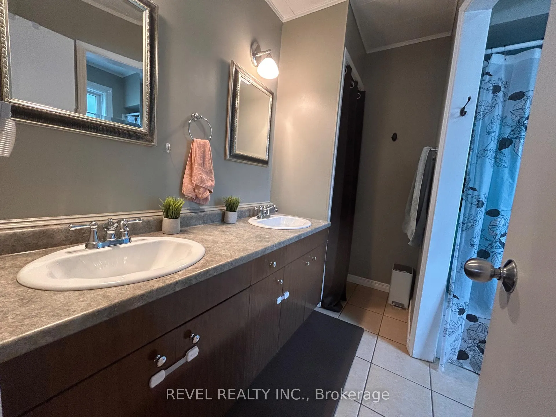 Photo 16 of 148 Third Avenue, Cochrane — HOMEH
