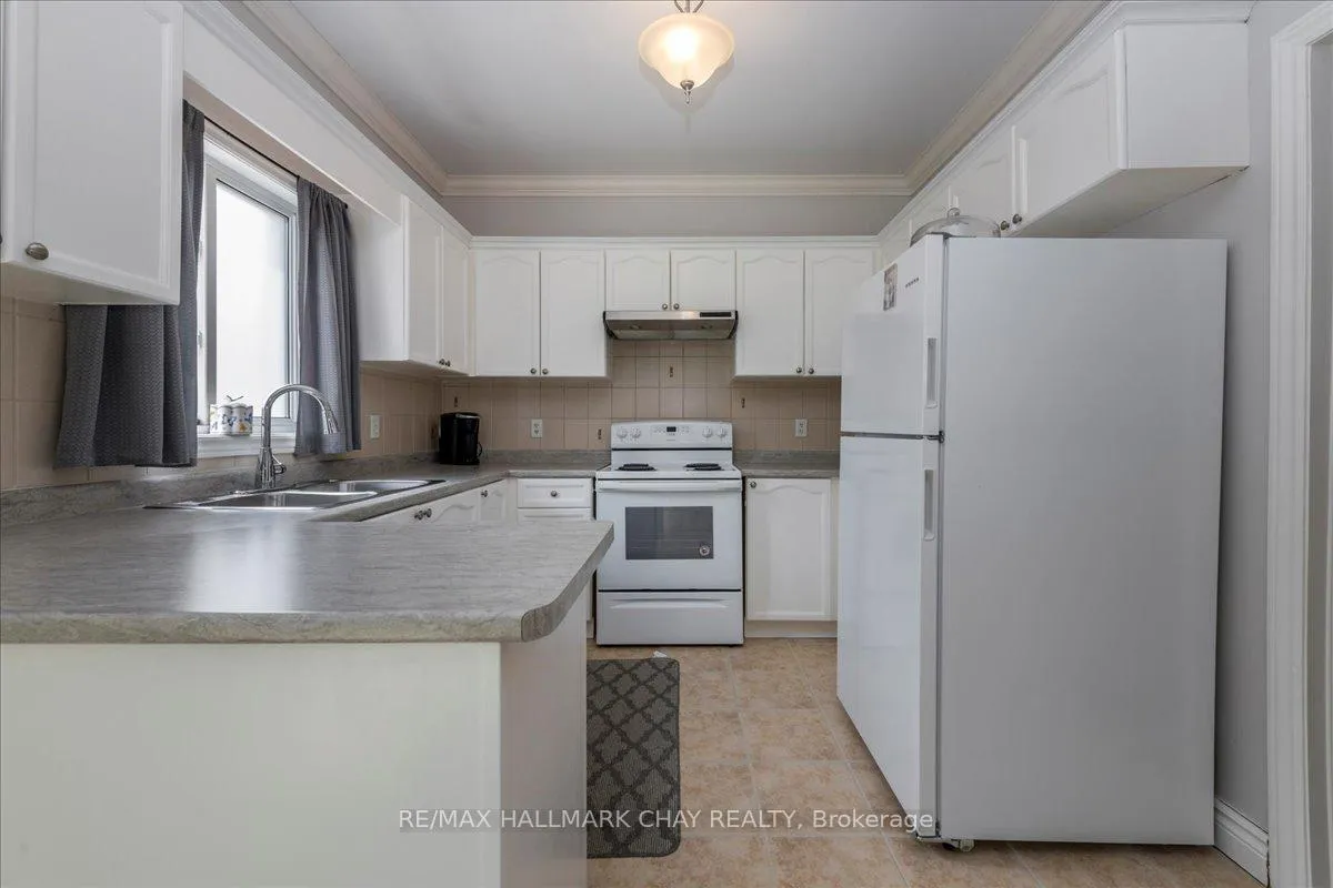 Photo 11 of 146 Raymond Crescent, Barrie, Painswick South — HOMEH