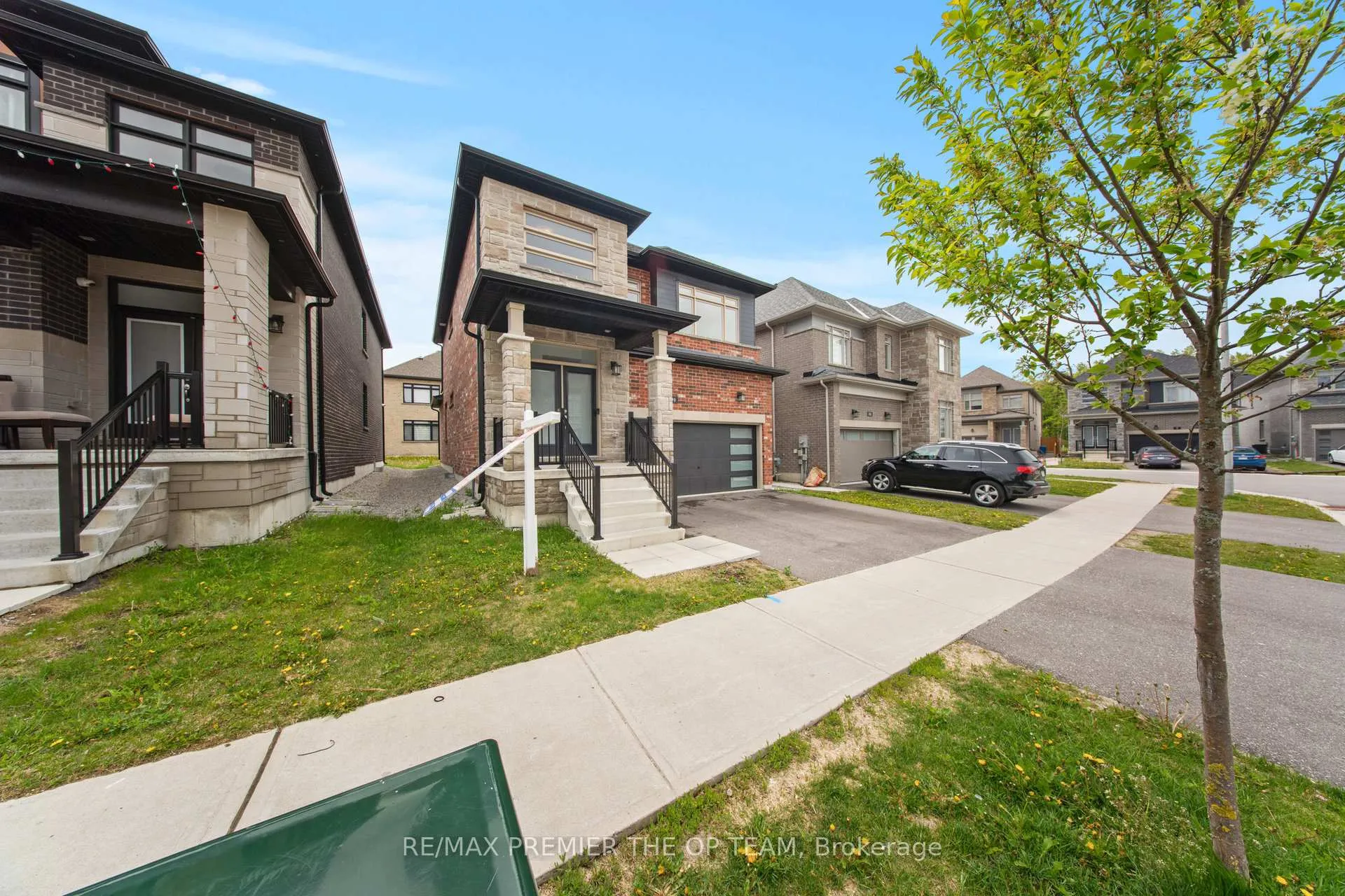 Photo 2 of 199 Franklin Trail, Barrie, Holly — HOMEH