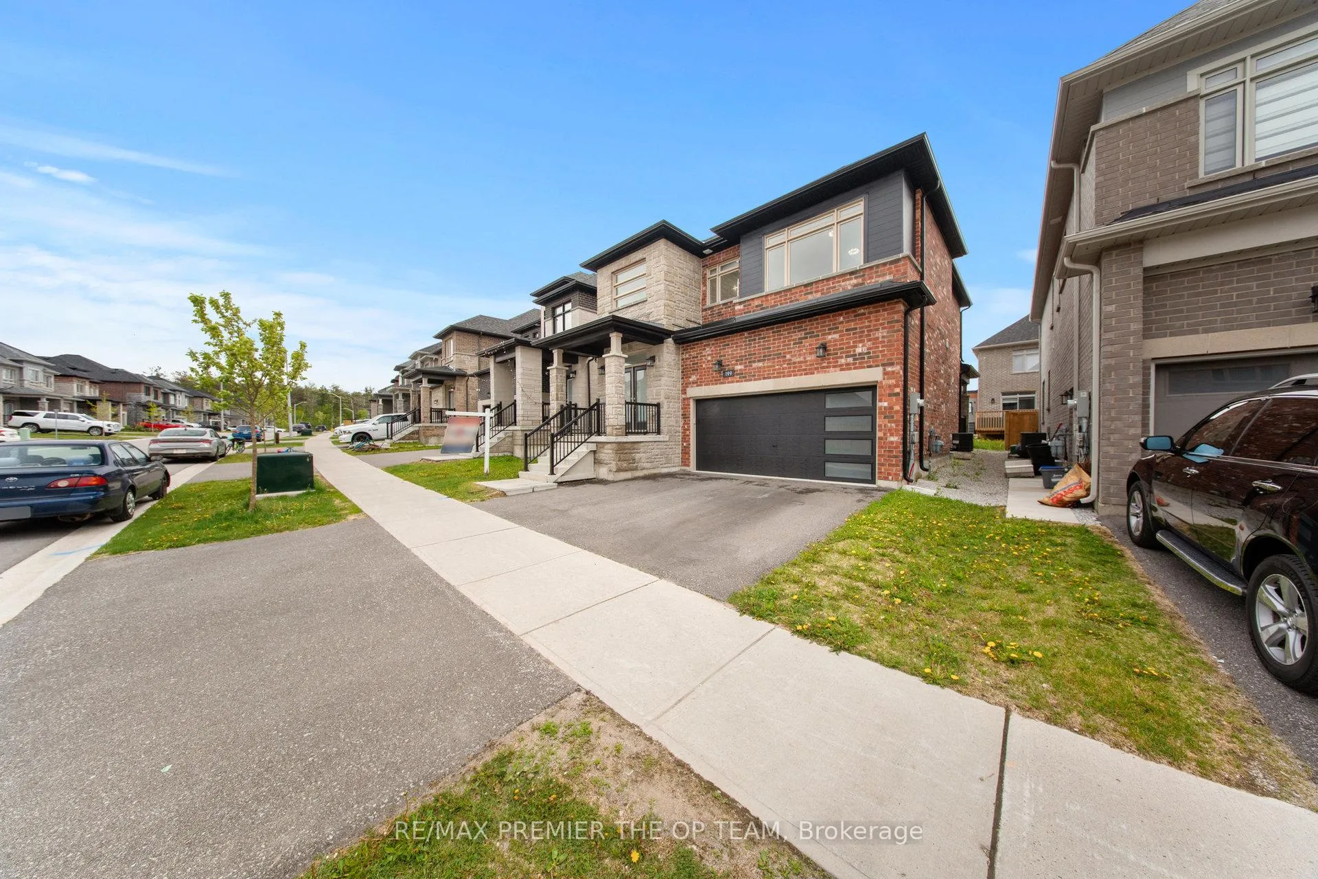 Photo 3 of 199 Franklin Trail, Barrie, Holly — HOMEH