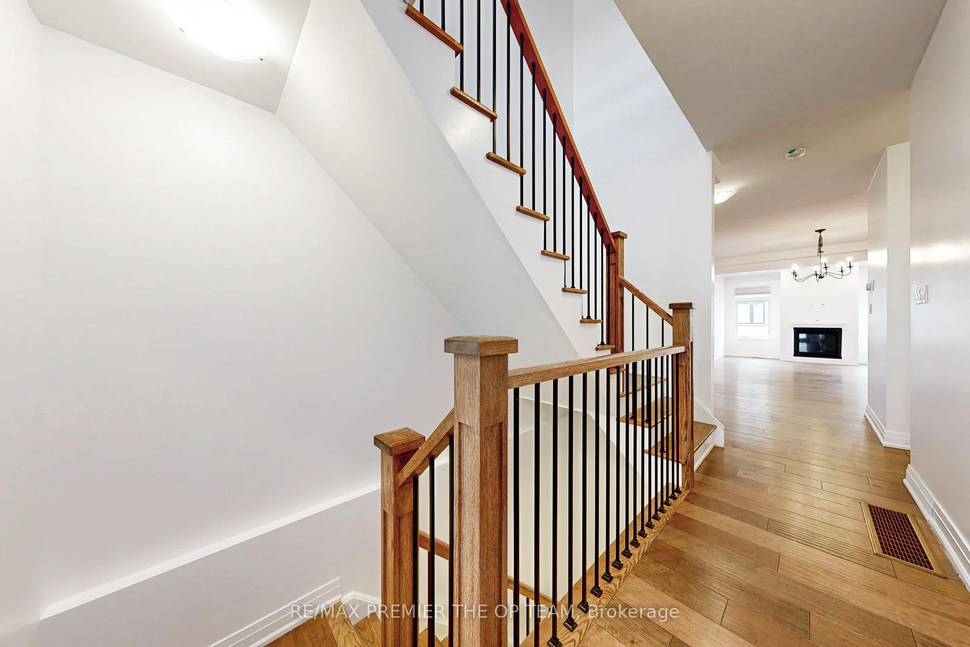 Photo 8 of 199 Franklin Trail, Barrie, Holly — HOMEH