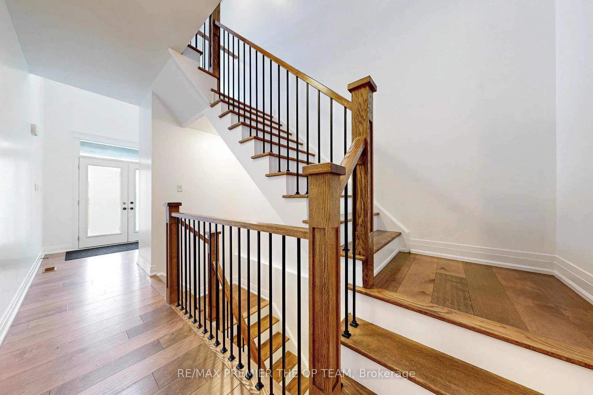 Photo 9 of 199 Franklin Trail, Barrie, Holly — HOMEH