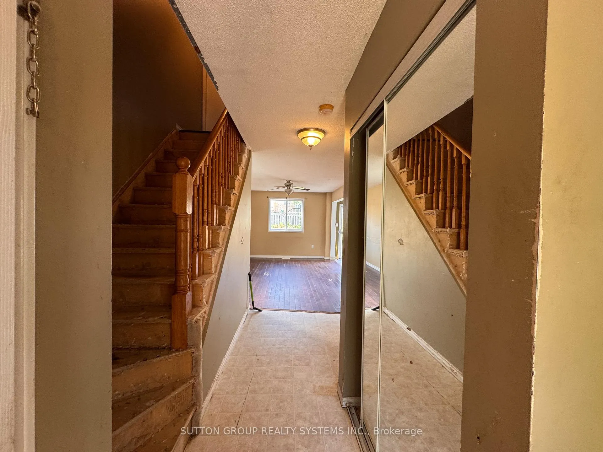 Photo 3 of 53 Hersey Crescent, Barrie, 400 West — HOMEH