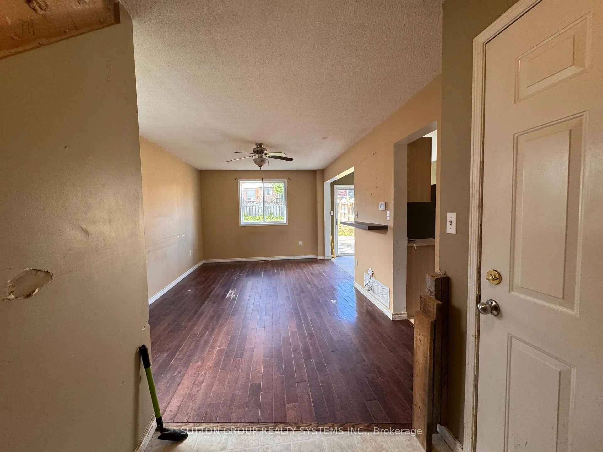 Photo 5 of 53 Hersey Crescent, Barrie, 400 West — HOMEH