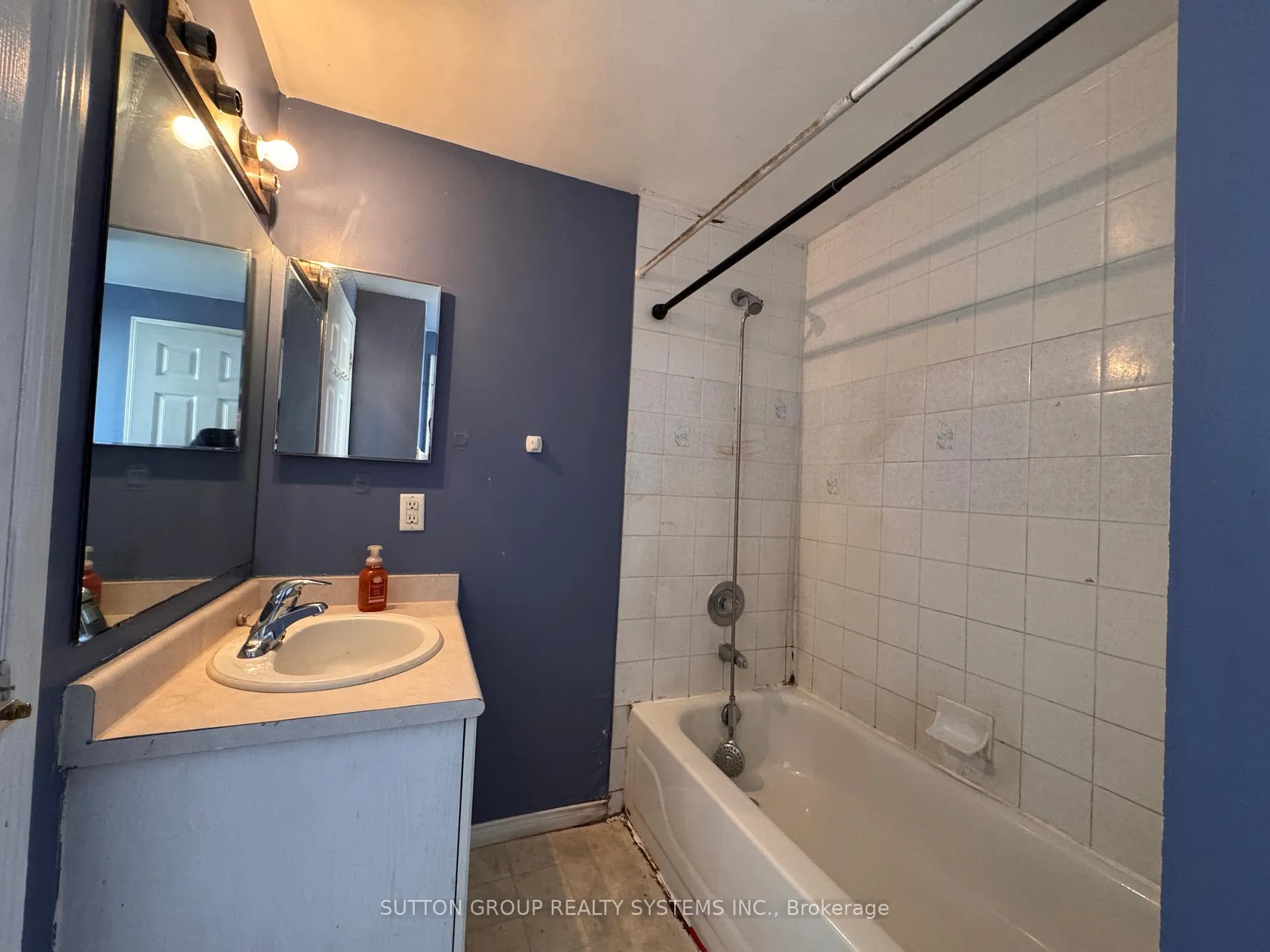Photo 14 of 53 Hersey Crescent, Barrie, 400 West — HOMEH
