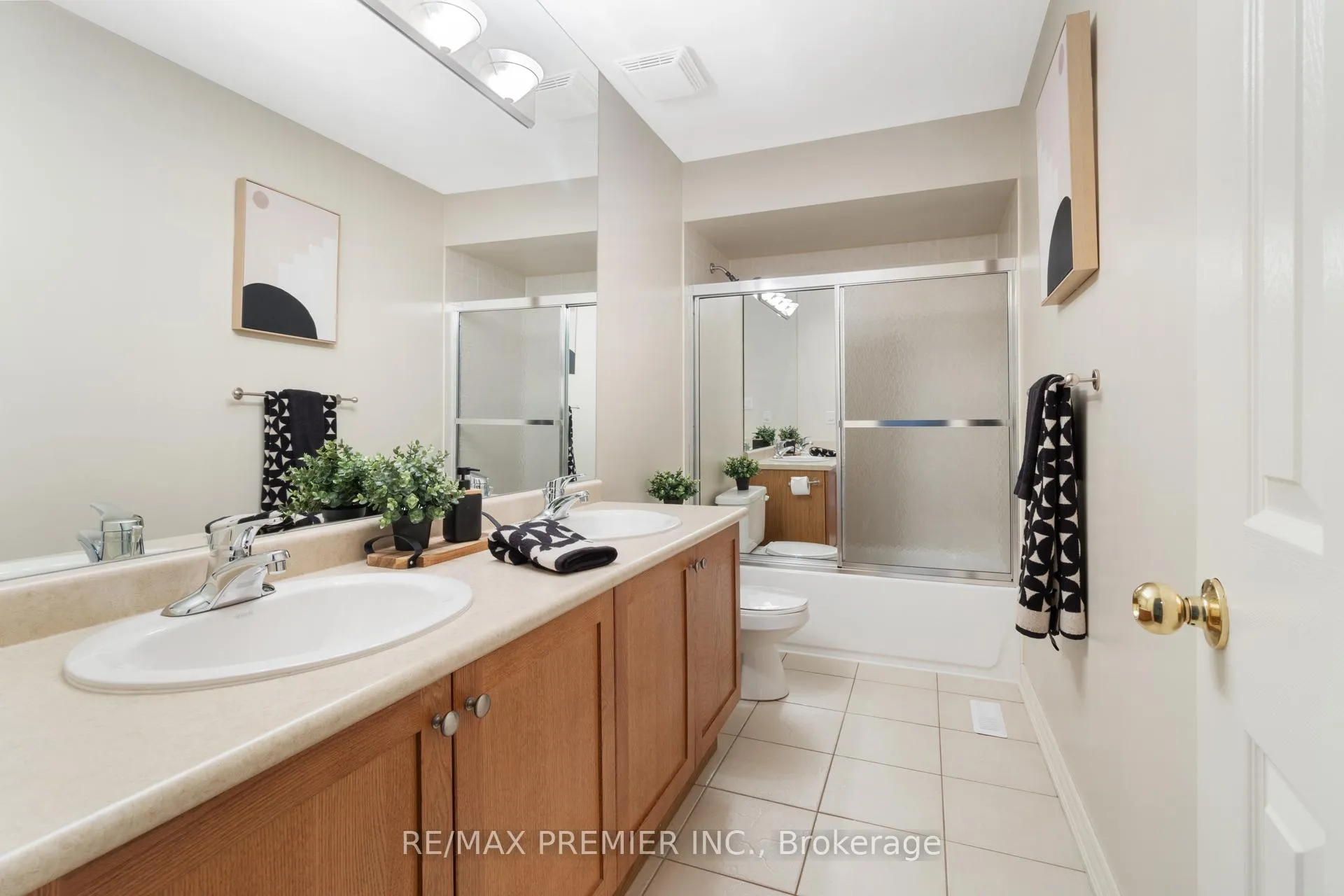 Photo 35 of 64 Leameadow Road, Vaughan, Patterson — HOMEH