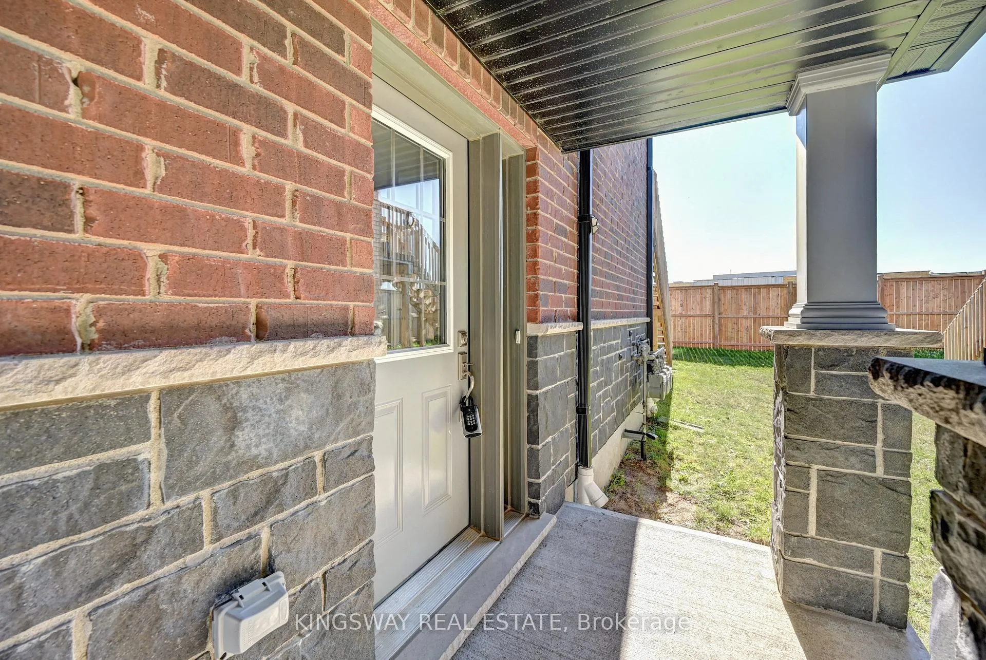 Photo 2 of 86 Monarch Woods Drive, Kitchener — HOMEH