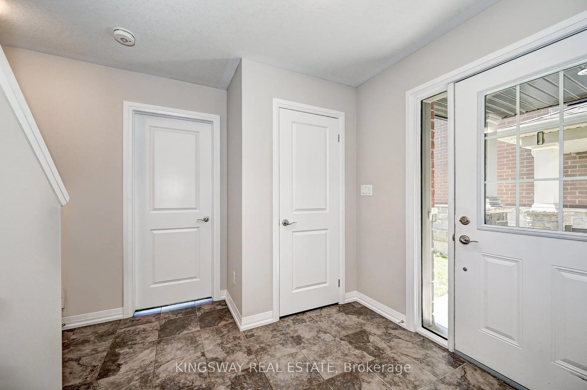 Photo 3 of 86 Monarch Woods Drive, Kitchener — HOMEH