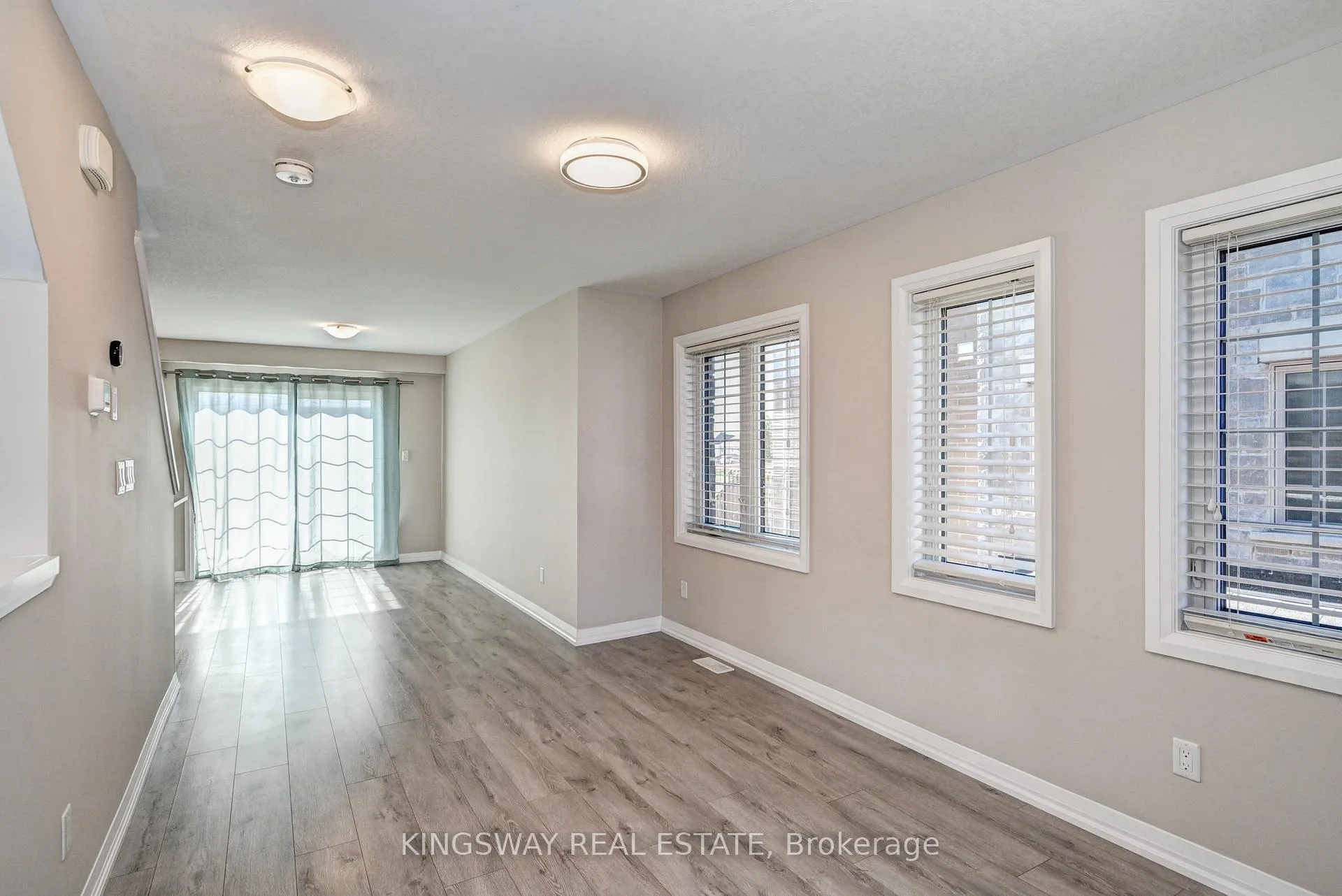 Photo 5 of 86 Monarch Woods Drive, Kitchener — HOMEH