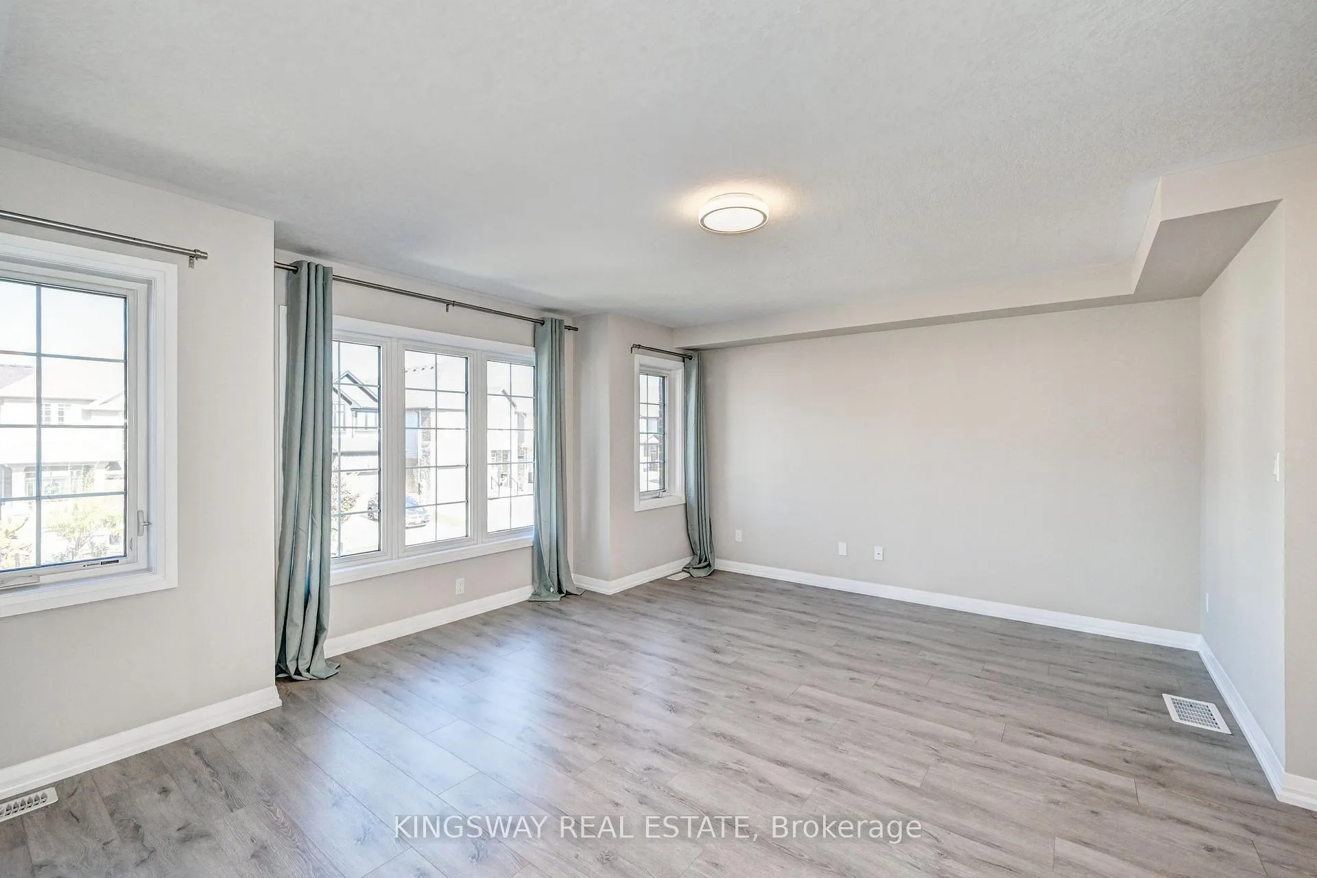 Photo 9 of 86 Monarch Woods Drive, Kitchener — HOMEH