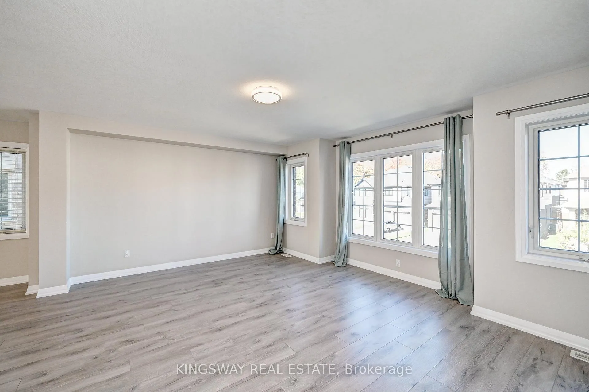 Photo 10 of 86 Monarch Woods Drive, Kitchener — HOMEH