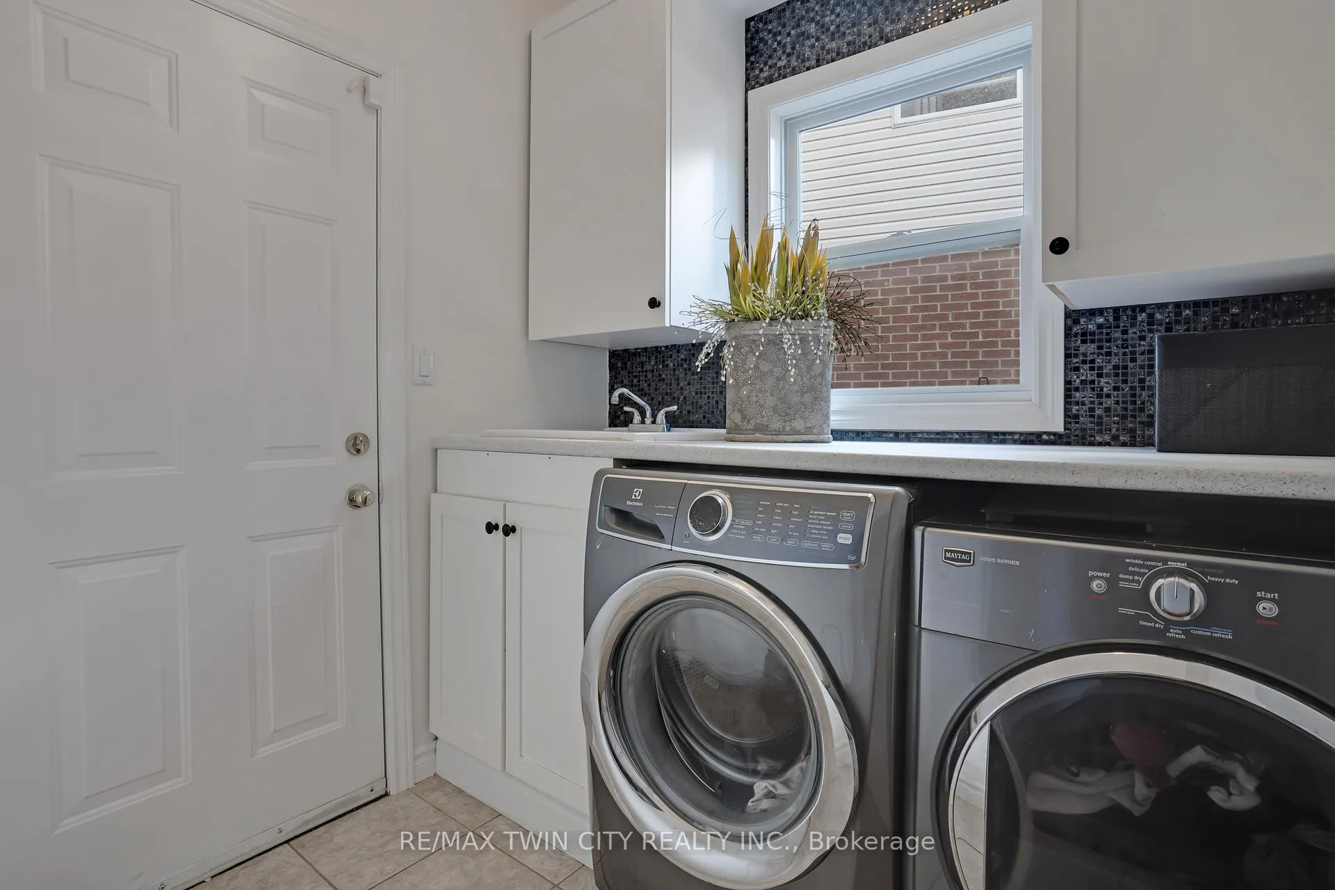 Photo 10 of 31 Coopershawk Street, Kitchener — HOMEH