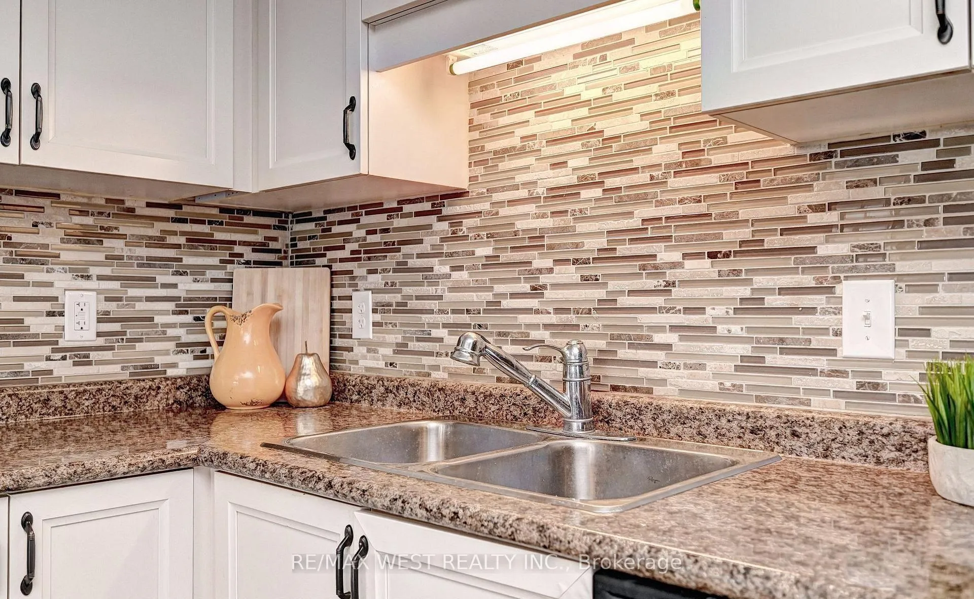 Photo 15 of 21 Machado Street, Kitchener, Huron Park — HOMEH