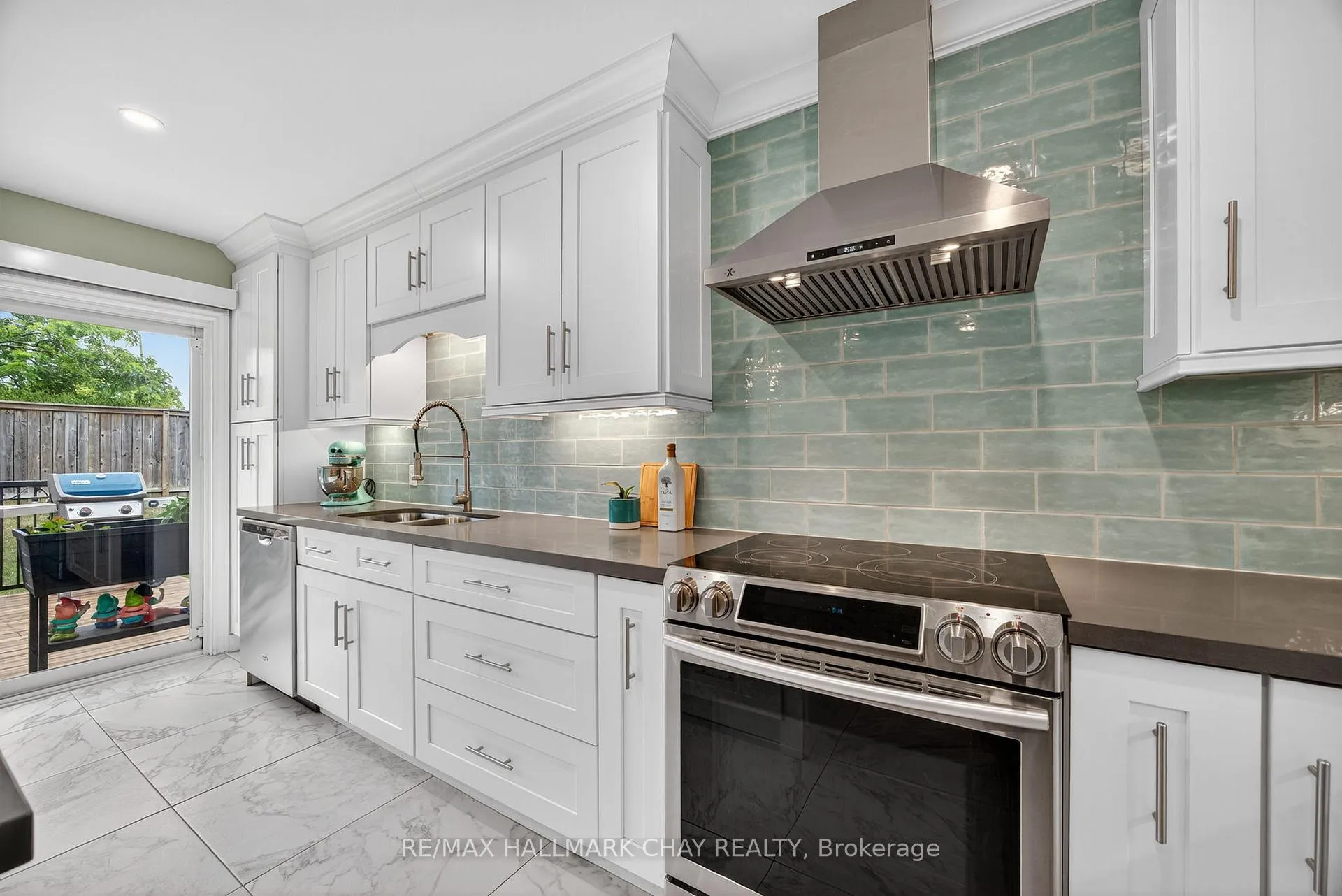 Photo 4 of 63 Osprey Ridge Road, Barrie, Little Lake — HOMEH