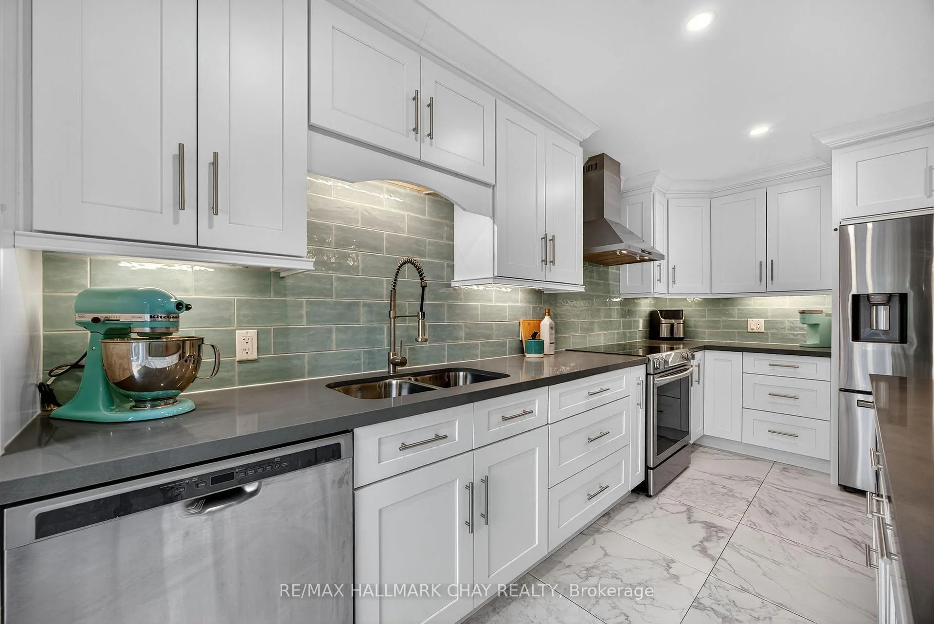 Photo 5 of 63 Osprey Ridge Road, Barrie, Little Lake — HOMEH