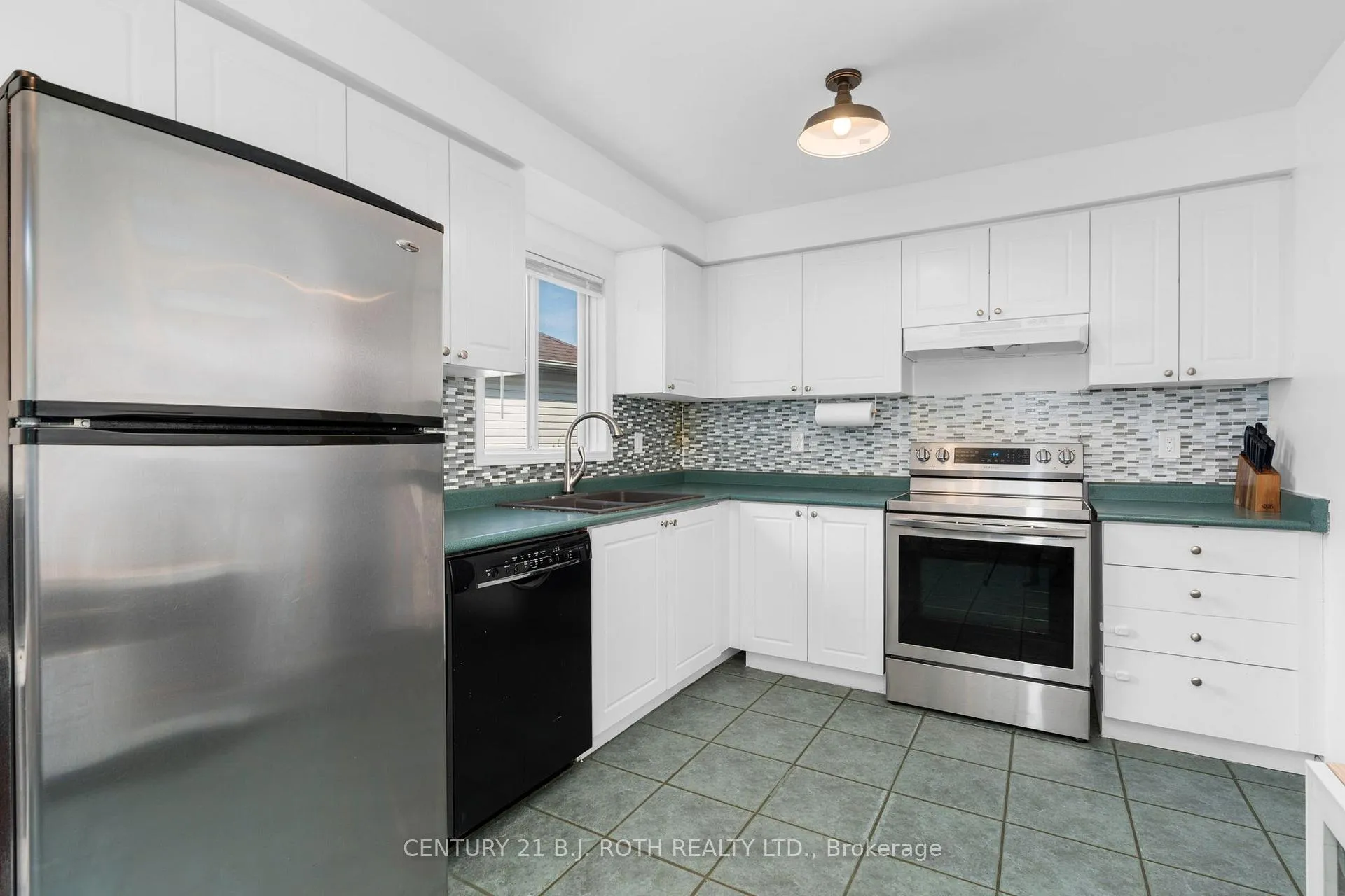 Photo 6 of 141 Dyer Drive, Wasaga Beach — HOMEH