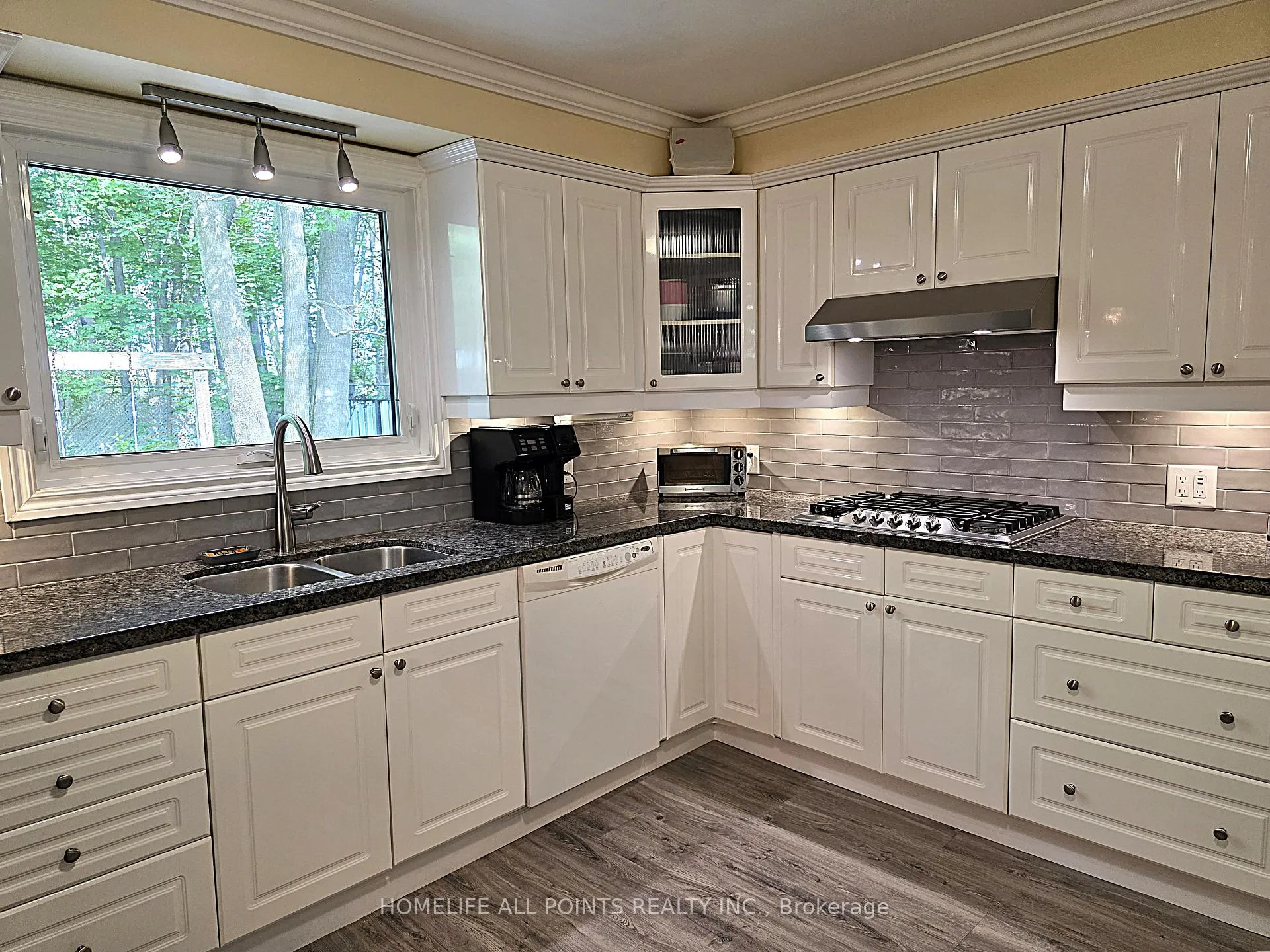 Photo 7 of 188 Browning Trail, Barrie, Letitia Heights — HOMEH