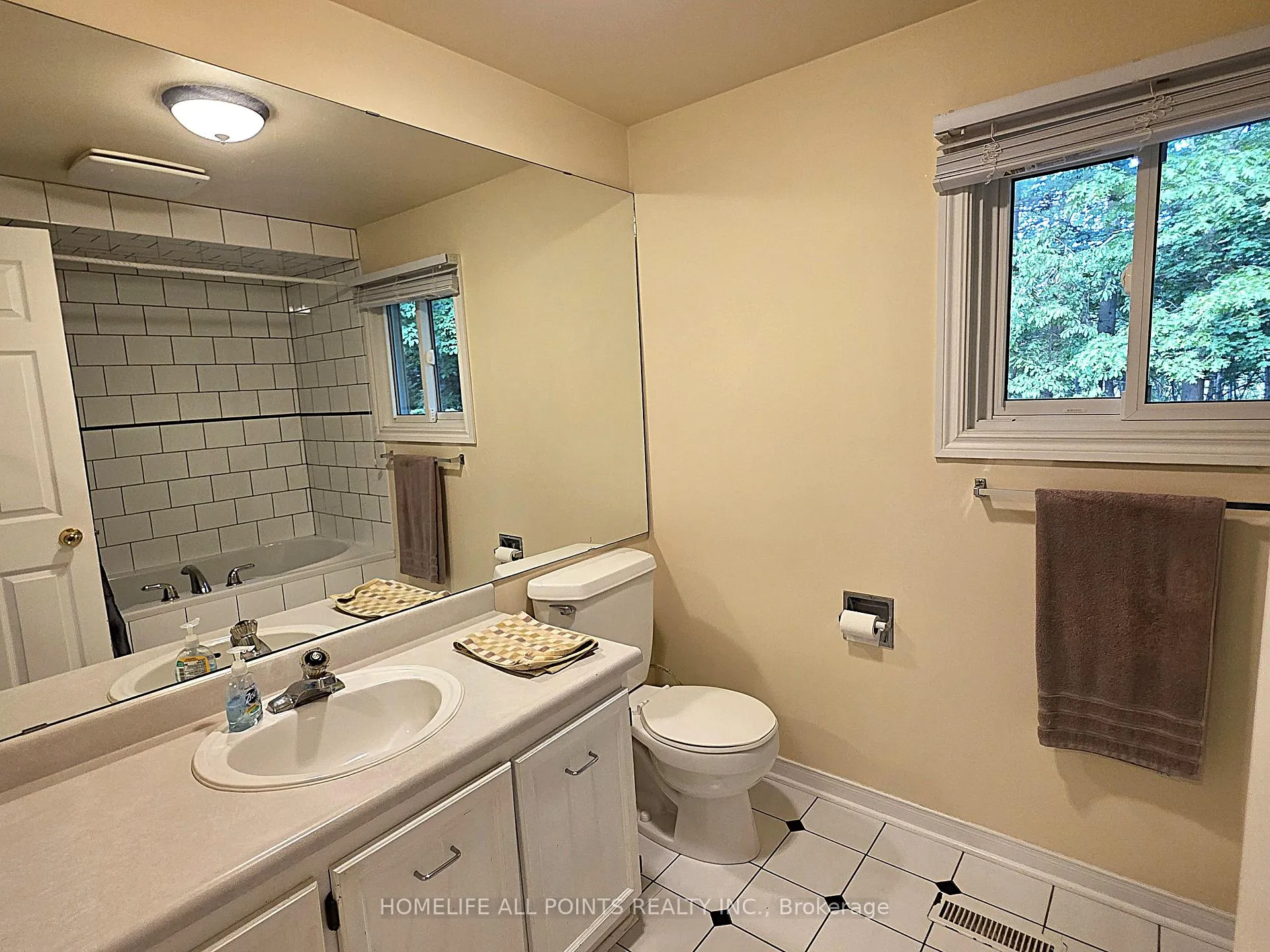 Photo 32 of 188 Browning Trail, Barrie, Letitia Heights — HOMEH