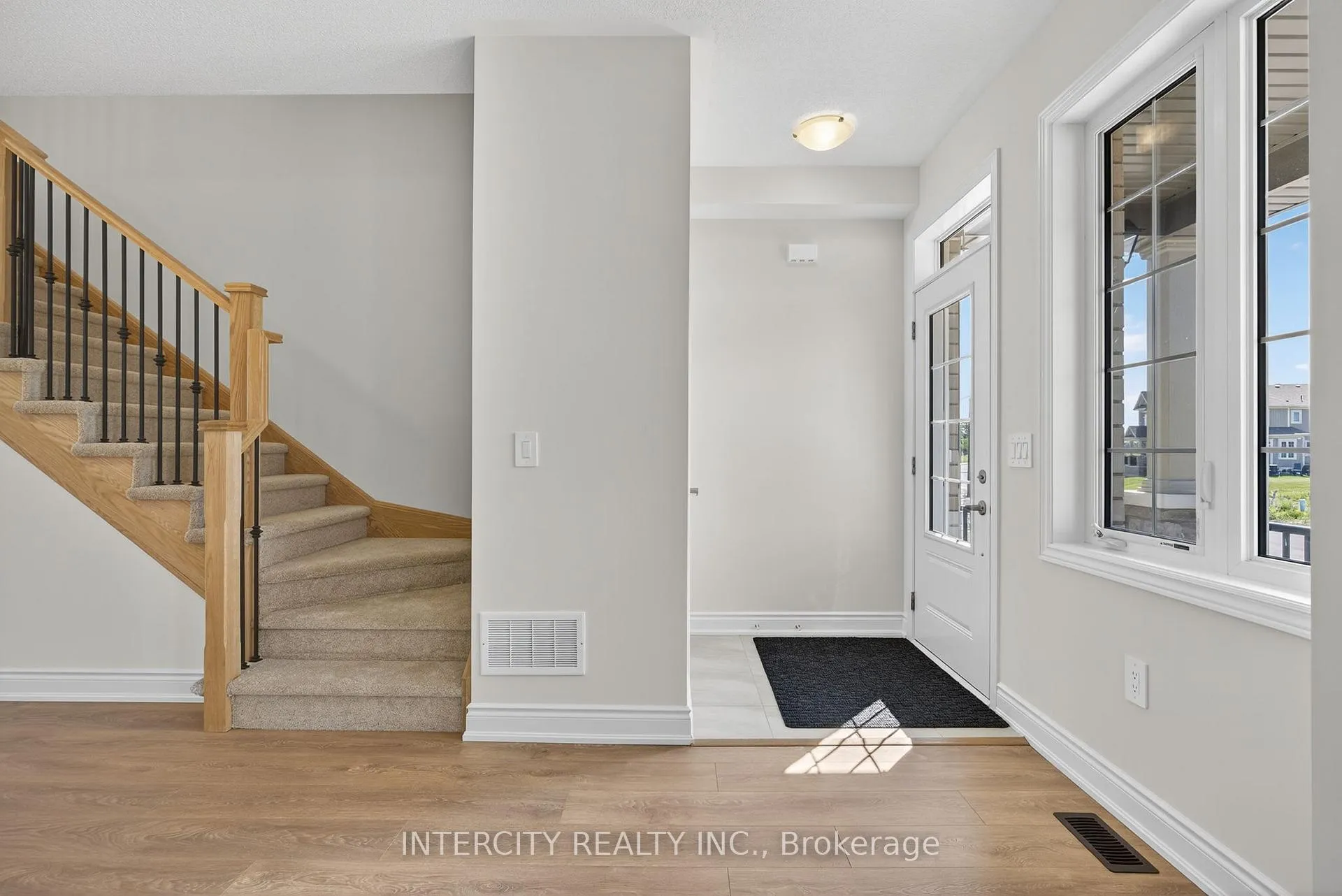 Photo 5 of 19 Avalon Drive, Wasaga Beach — HOMEH