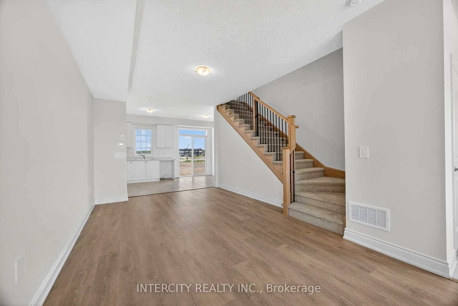 Photo 7 of 19 Avalon Drive, Wasaga Beach — HOMEH