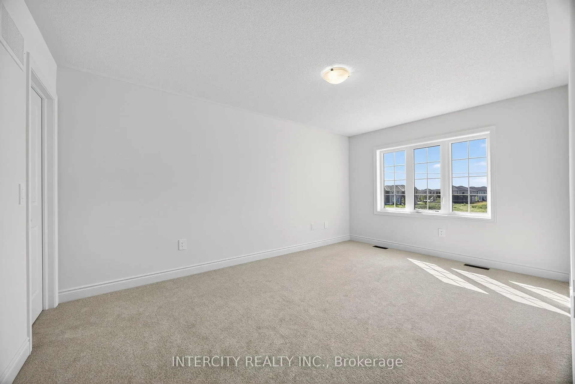 Photo 24 of 19 Avalon Drive, Wasaga Beach — HOMEH