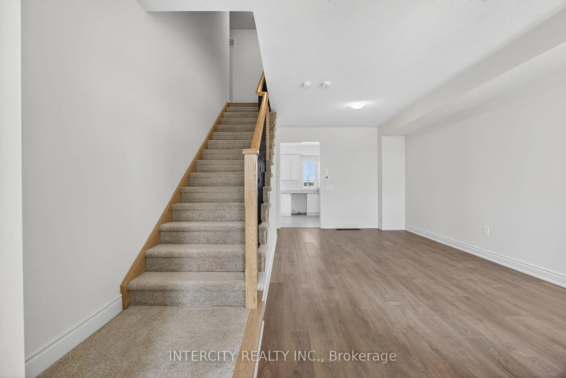 Photo 5 of 17 Avalon Drive, Wasaga Beach — HOMEH